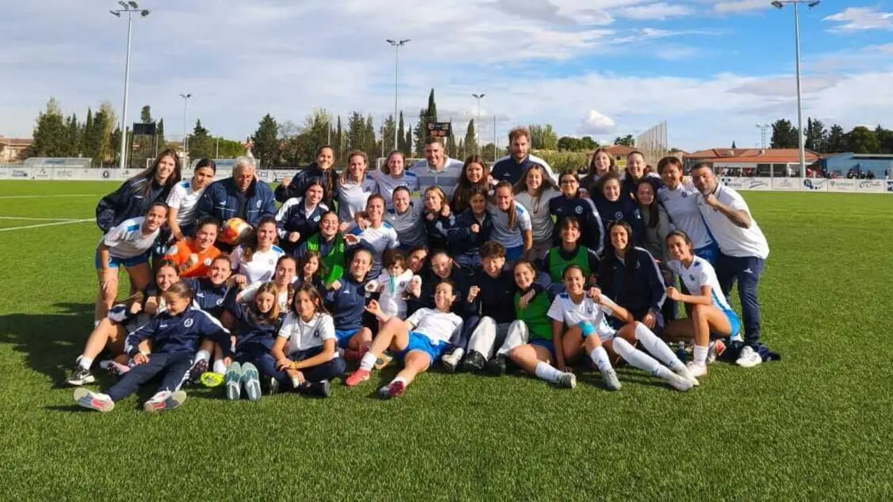 Foto de familia tras el triunfo del Zaragoza CFF. Fotograf&iacute;a: Zaragoza CFF.