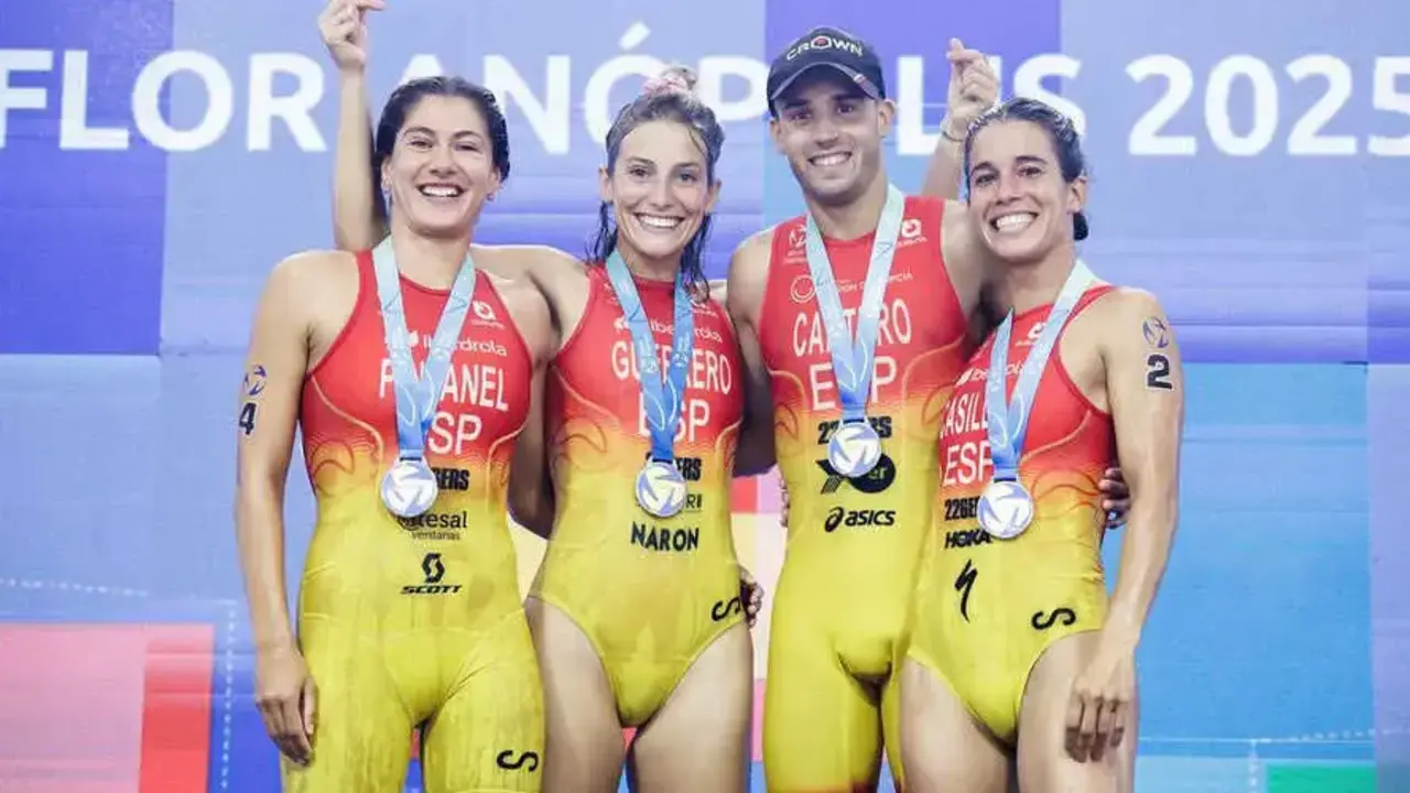 Marta Pintanel, a la derecha de la imagen, junto al resto de atletas espa&ntilde;oles. Foto: World Triathlon