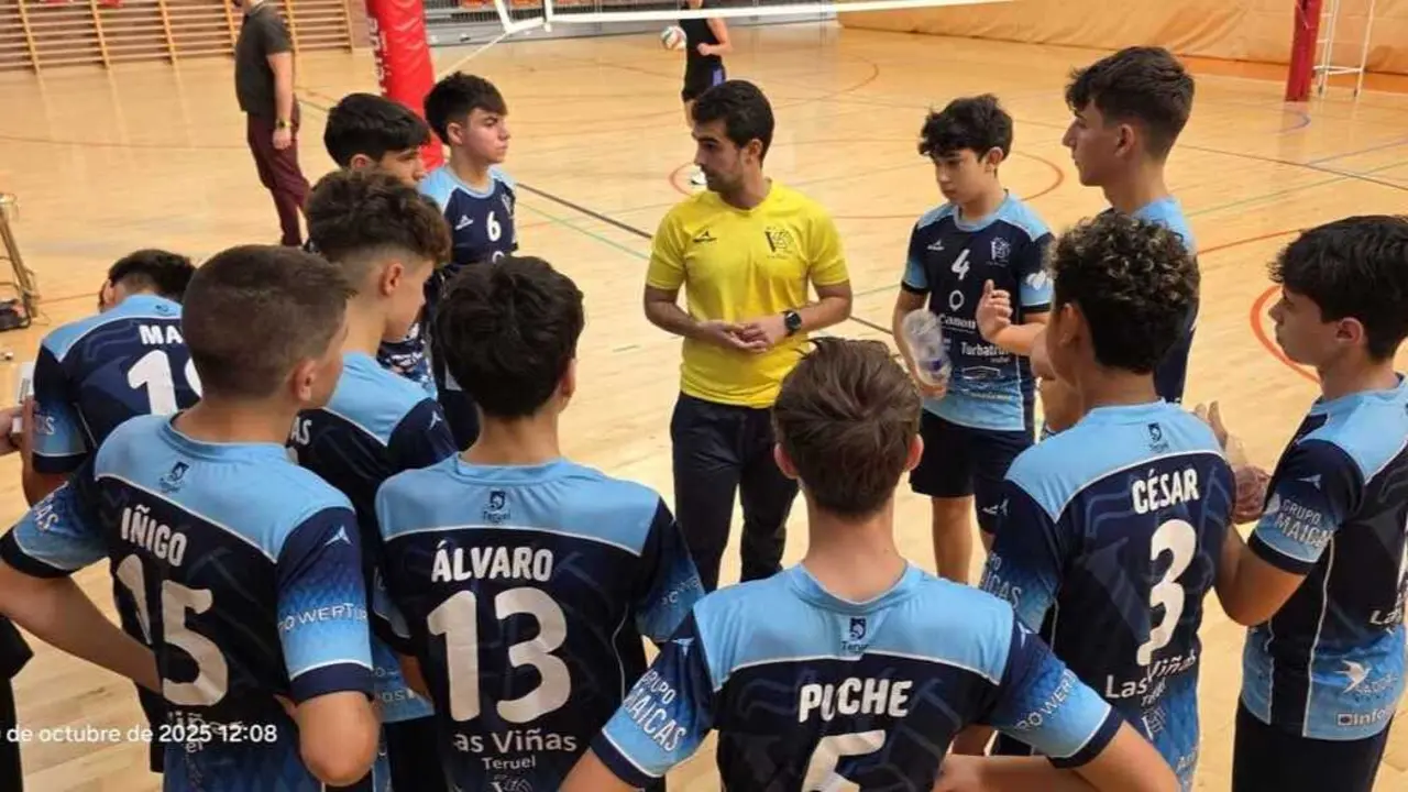 El cadete masculino del Pamesa Teruel, concentrado en la charla de su t&eacute;cnico. Fotograf&iacute;a: CV Teruel.