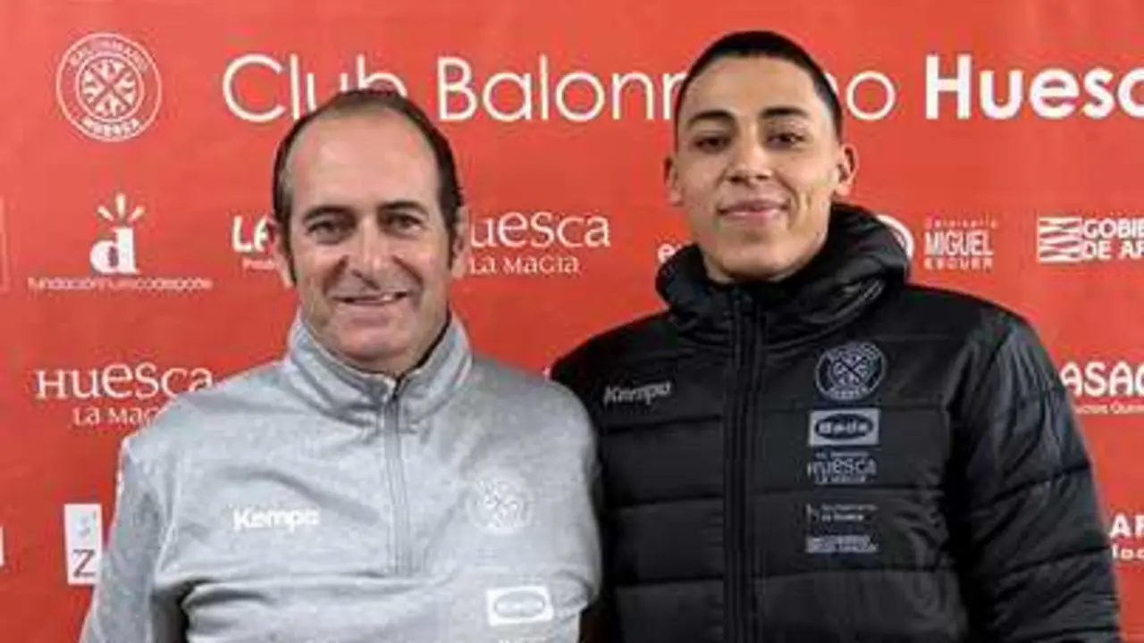 Amjad Saa con Nolasco en la presentaci&oacute;n del marroqu&iacute; como nuevo jugador del Bada Huesca. Foto: BM Huesca