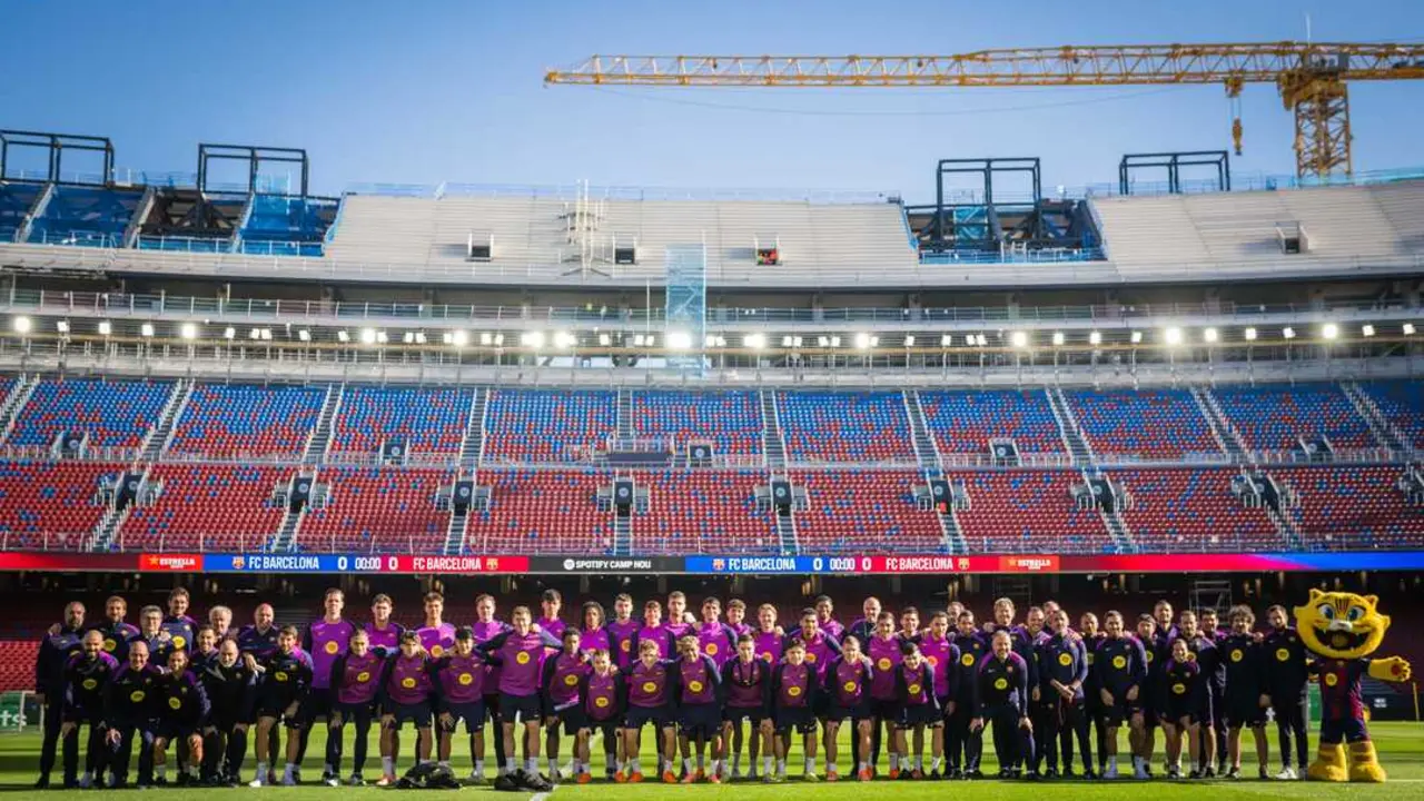 Plantilla del FC Barcelona en el Camp Nou / FC Barcelona