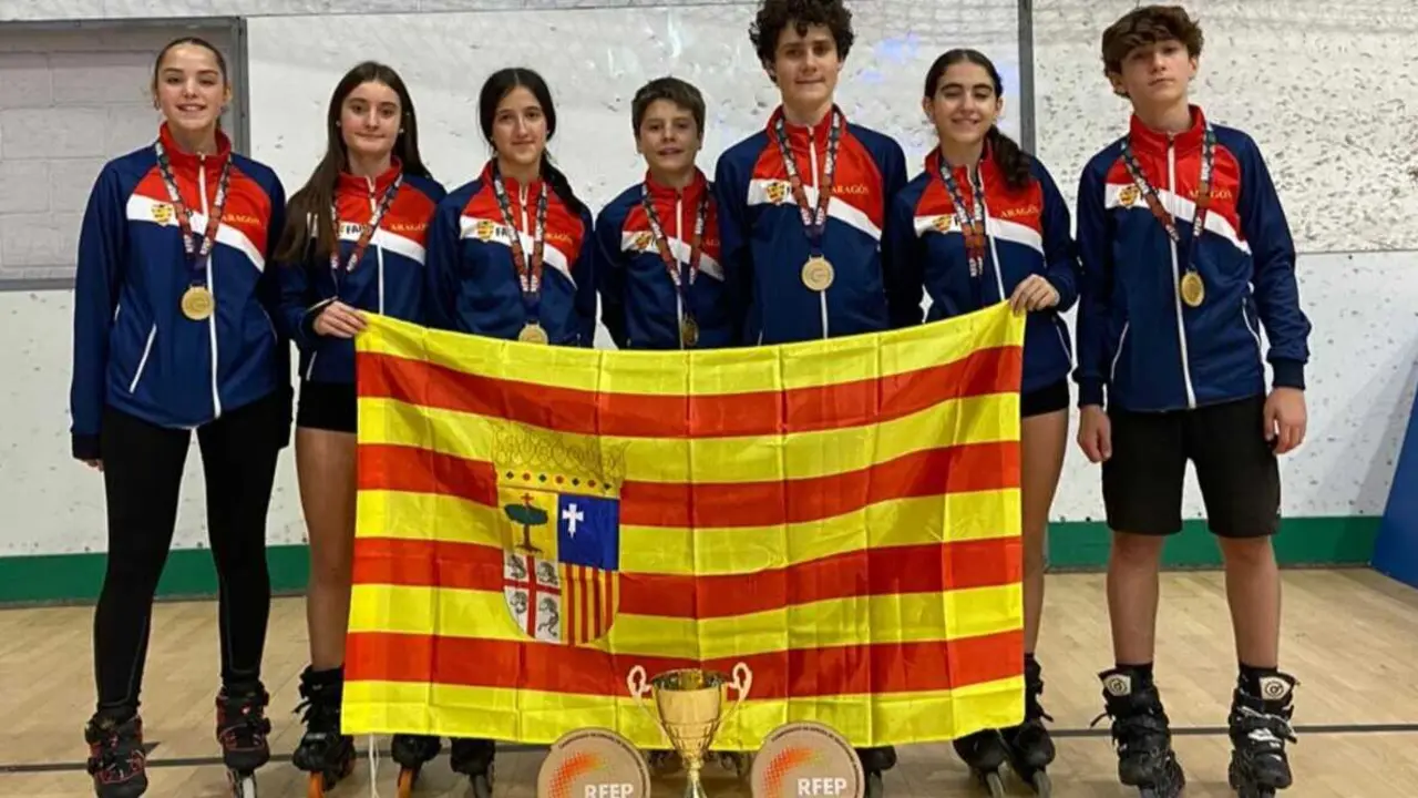 Aragoneses con la bandera de la comunidad posan con el t&iacute;tulo. Fotograf&iacute;a: Federaci&oacute;n Aragonesa de Patinaje.