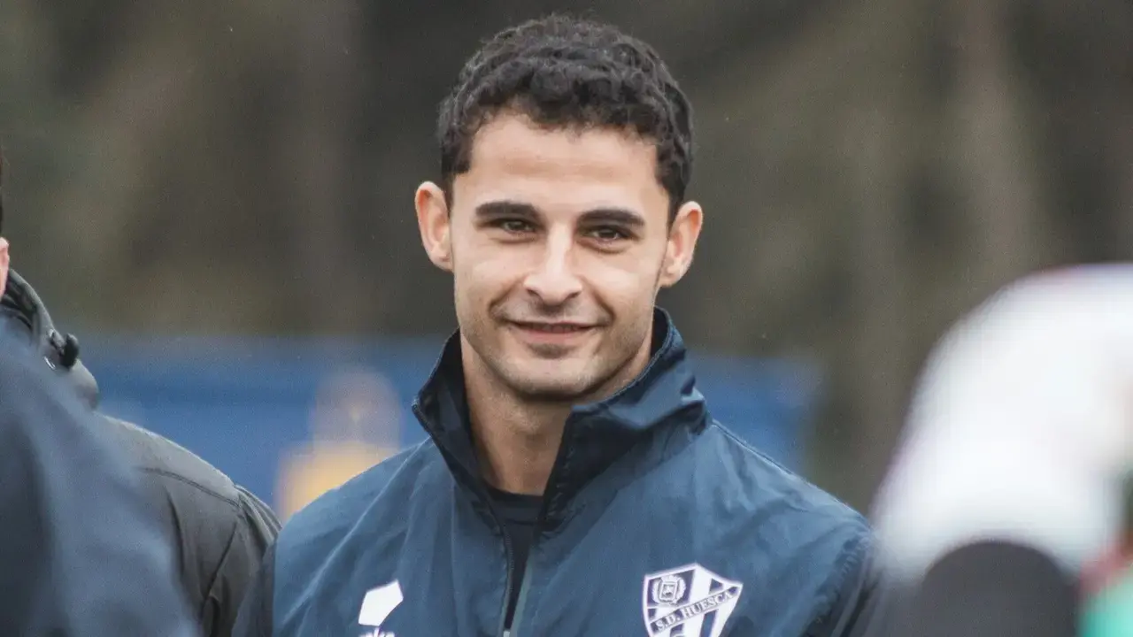 Jes&uacute;s &Aacute;lvarez, durante el entrenamiento de esta ma&ntilde;ana en la Base Aragonesa de F&uacute;tbol. Fotograf&iacute;a: SD Huesca.