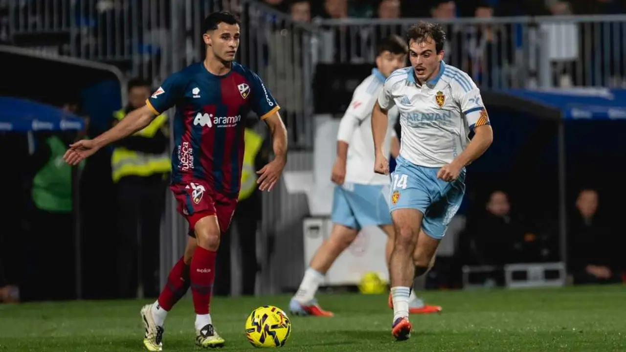 Jes&uacute;s &Aacute;lvarez controlando un bal&oacute;n ante Francho Serrano / Marcos Cebri&aacute;n