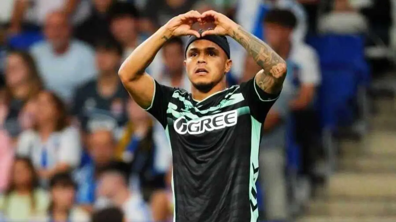 Cucho Hern&aacute;ndez durante un partido con el Betis / LaLiga