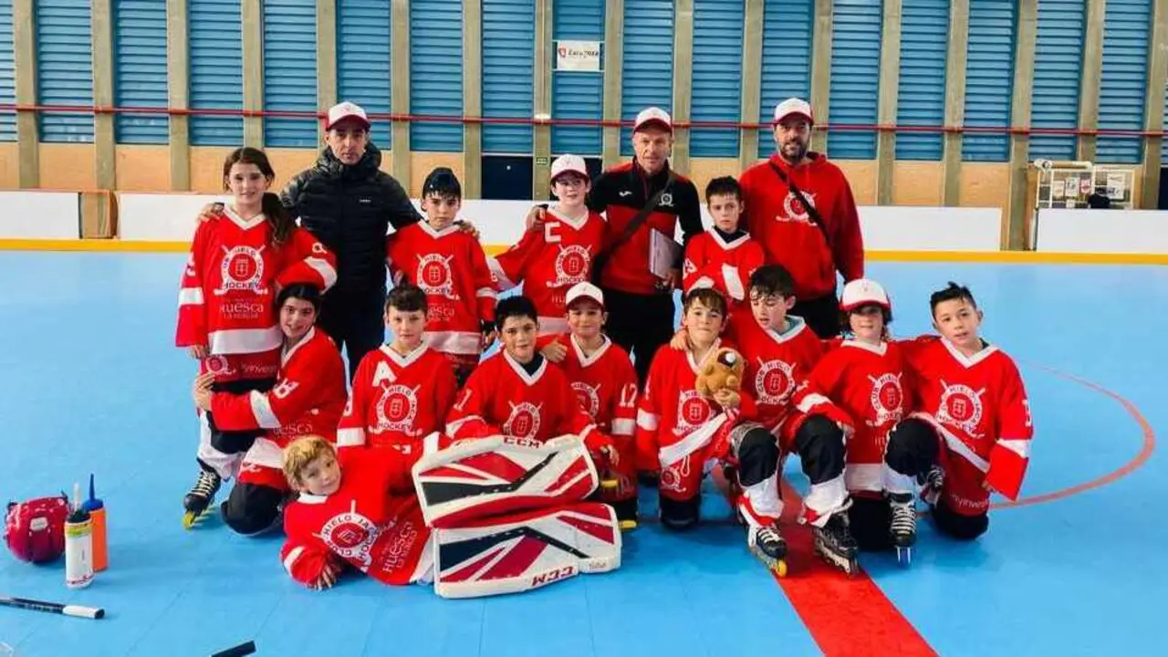 El equipo benjam&iacute;n del CH Jaca. Fotograf&iacute;a: Nacho Garc&iacute;a.