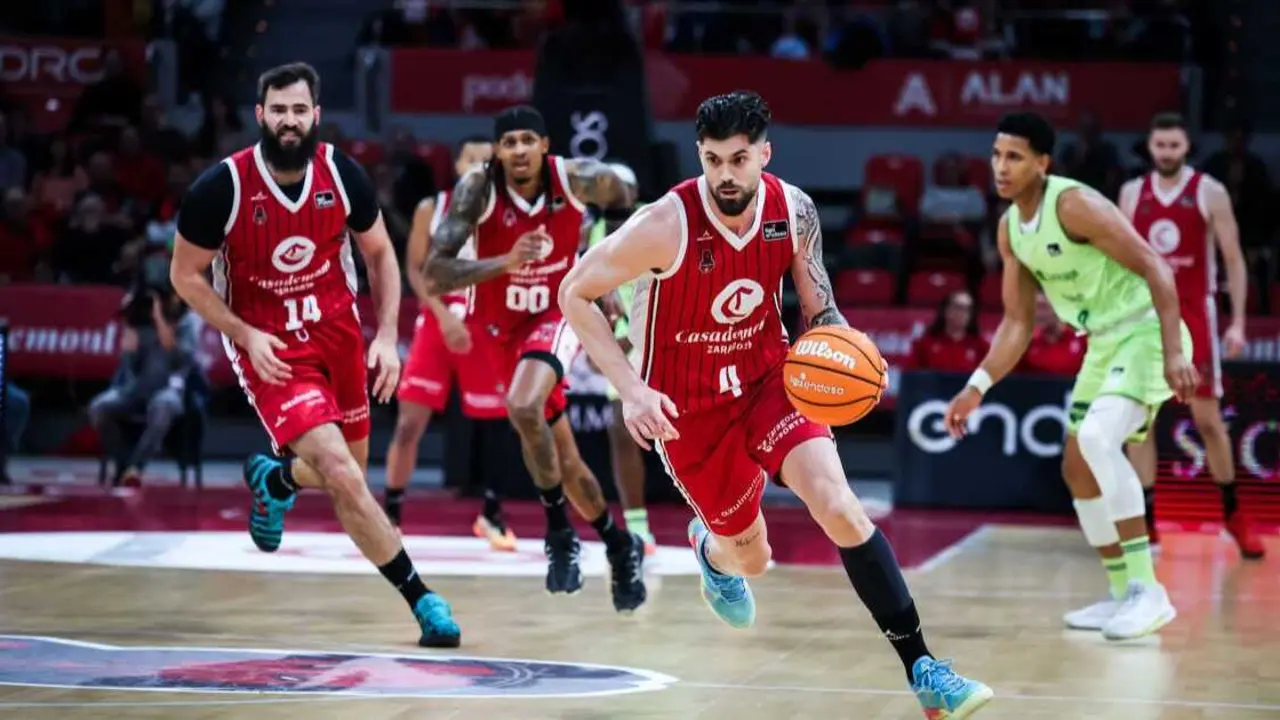Santi Yusta se marcha en una contra ante el Unicaja. Fotograf&iacute;a: Esther Casas / Casademont Zaragoza.