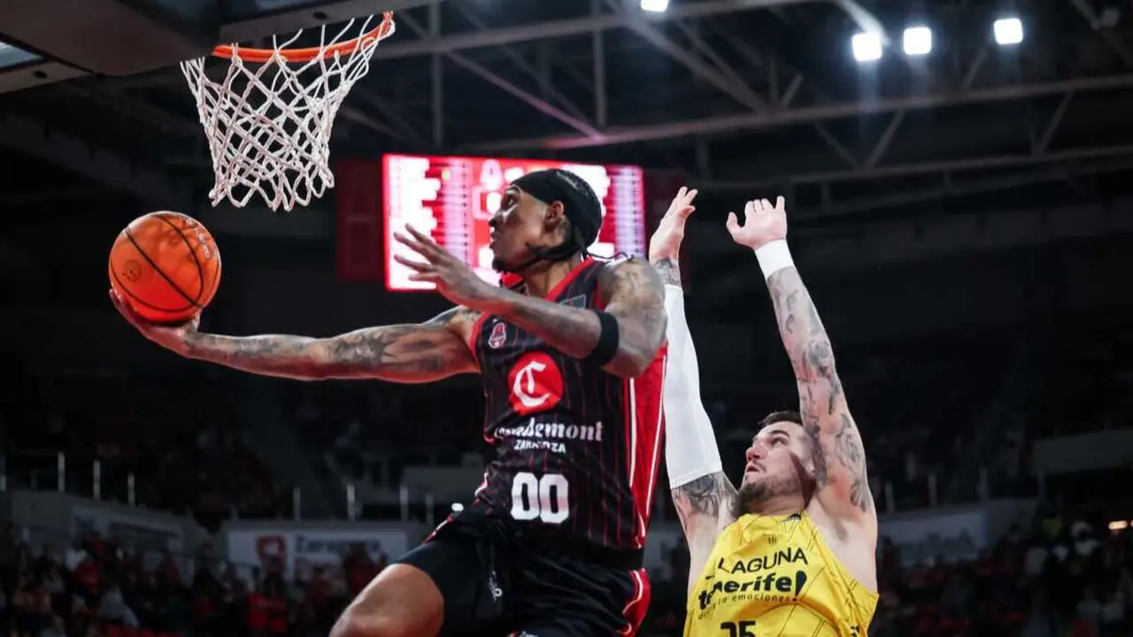 Devin Robinson penetra a canasta ante el Tenerife. Fotograf&iacute;a: Esther Casas / Casademont Zaragoza.