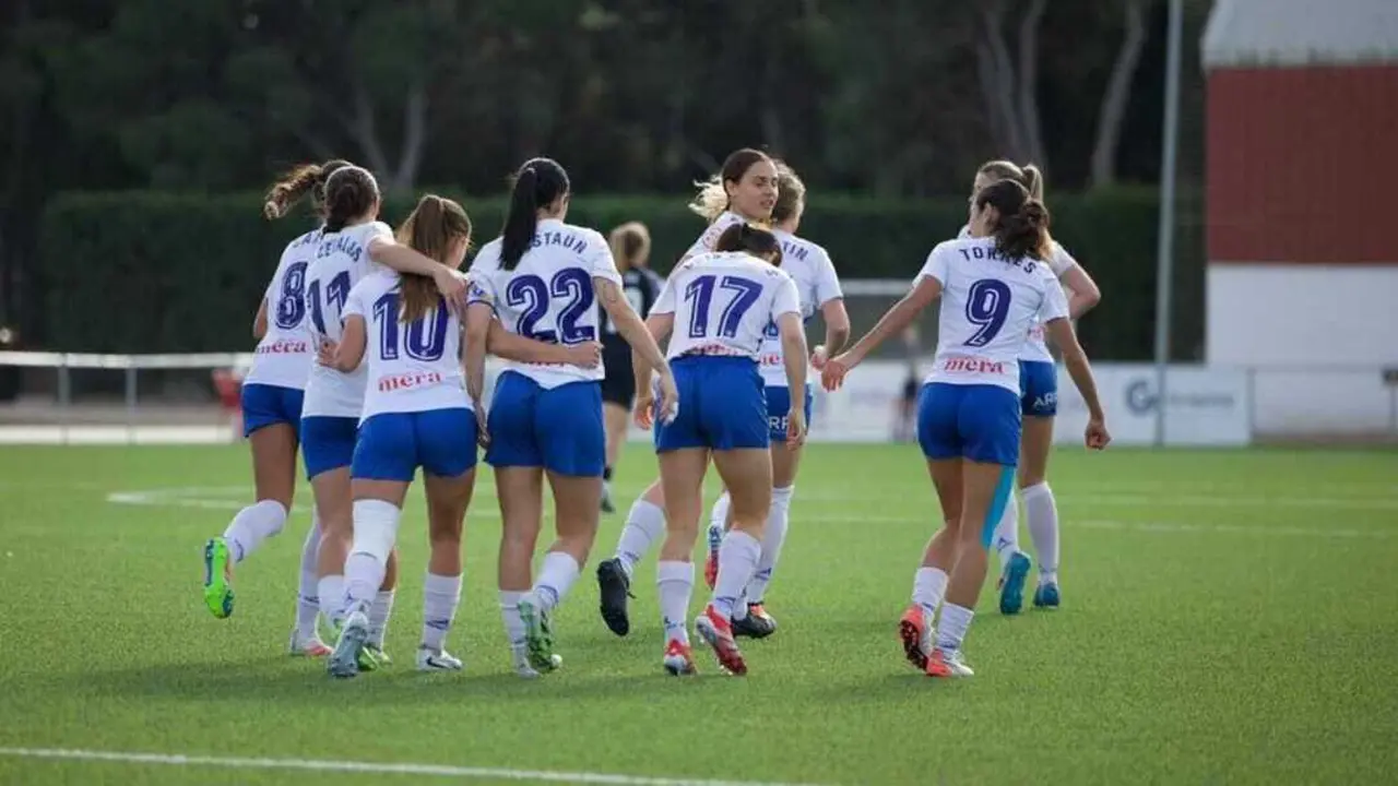 Las jugadoras del Zaragoza CFF celebrando el tanto que a la postre dar&iacute;a el triunfo. Fotograf&iacute;a: Zaragoza CFF.