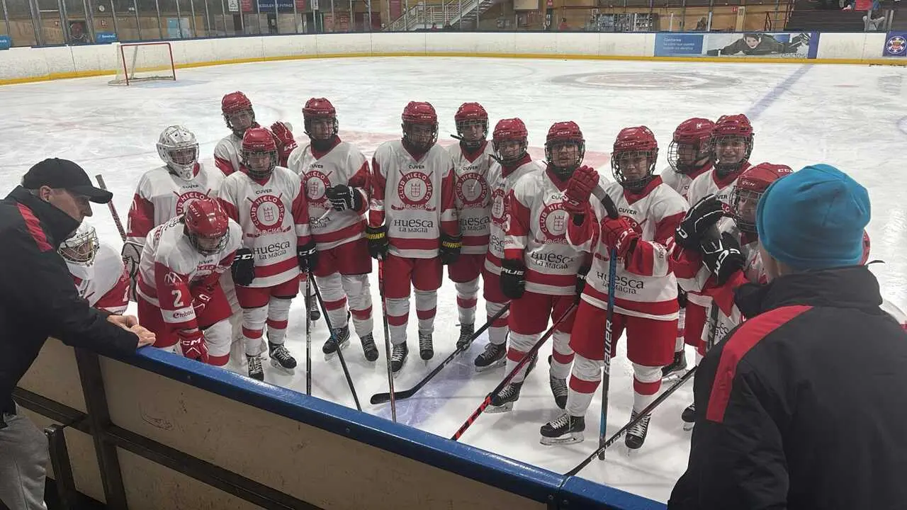 Imagen del CH Jaca femenino antes de jugar el duelo ante Majadahonda. Fotograf&iacute;a: CH Jaca.