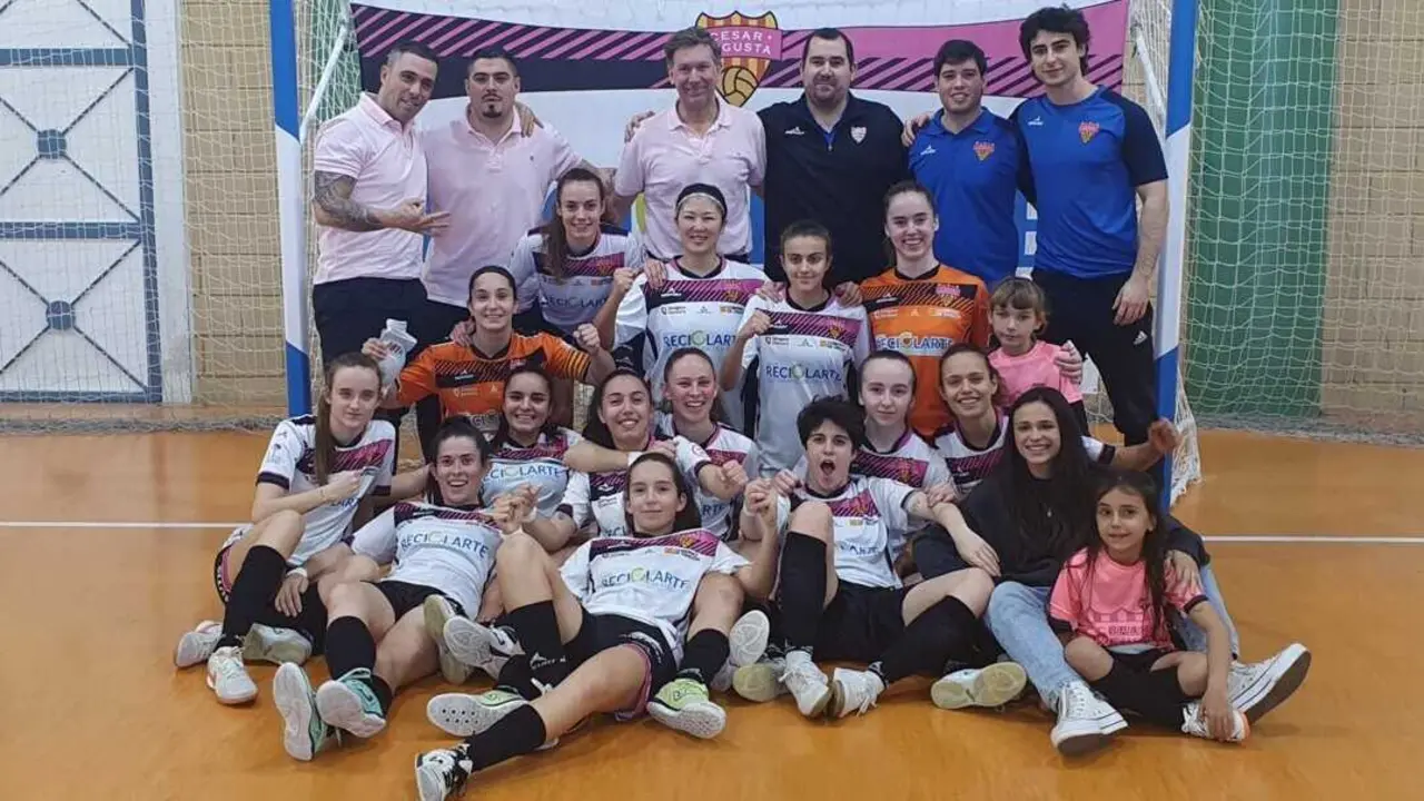 Foto de familia del C&eacute;sar Augusta tras su triunfo ante el Caldes. Fotograf&iacute;a: C&eacute;sar Augusta.