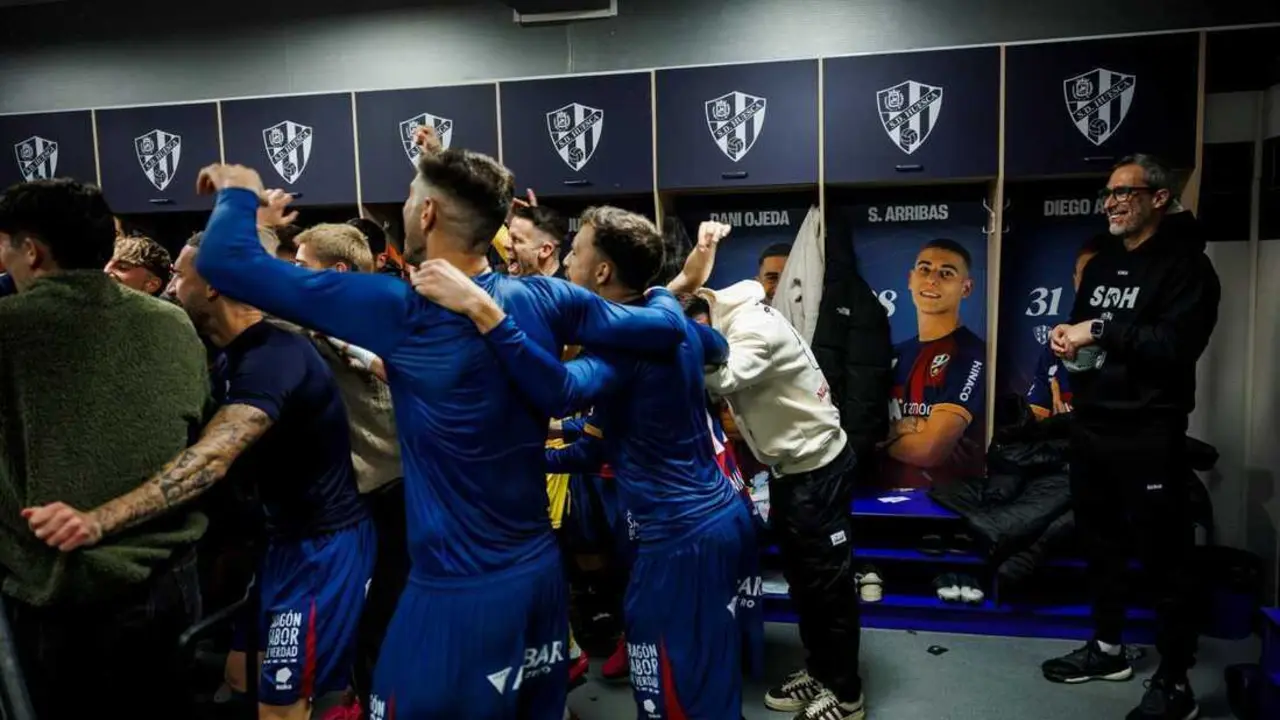 Bolo observa como celebran sus jugadores el triunfo / SD Huesca
