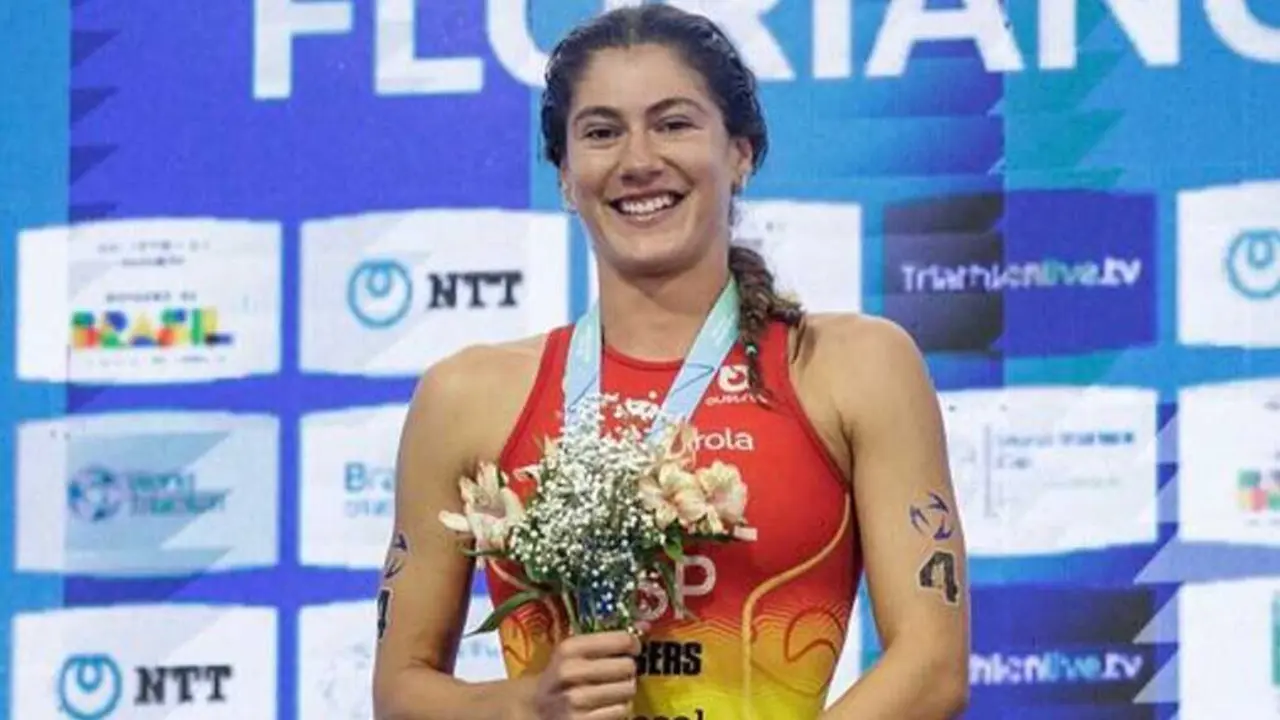 Marta Pintanel, en el podio con su medalla de plata. Fotograf&iacute;a: World Triathlon.