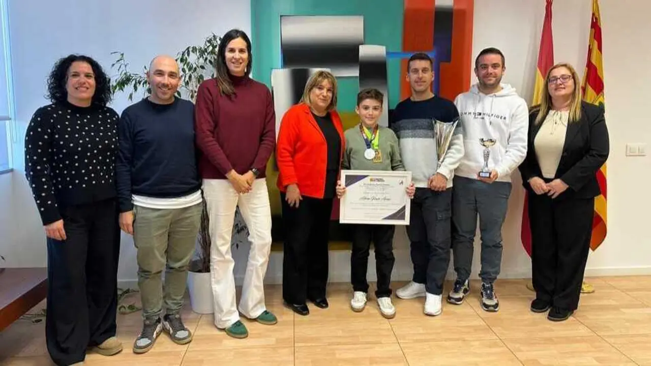 El joven Adri&aacute;n Vicente con su reconocimiento junto a las autoridades del Gobierno de Arag&oacute;n. Fotograf&iacute;a: DGA.