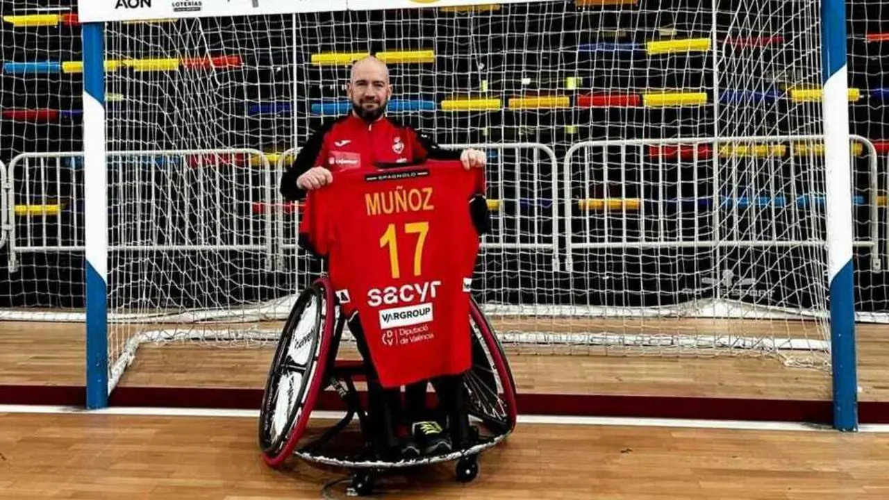 Carlos Mu&ntilde;oz, posando con su camiseta de Espa&ntilde;a. Fotograf&iacute;a: BM Dominicos.
