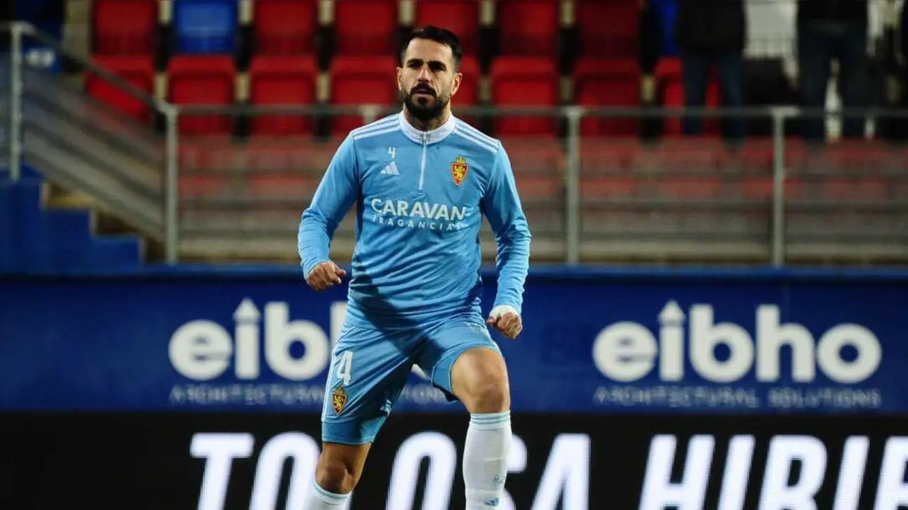 Pablo Insua durante el calentamiento ante el Eibar