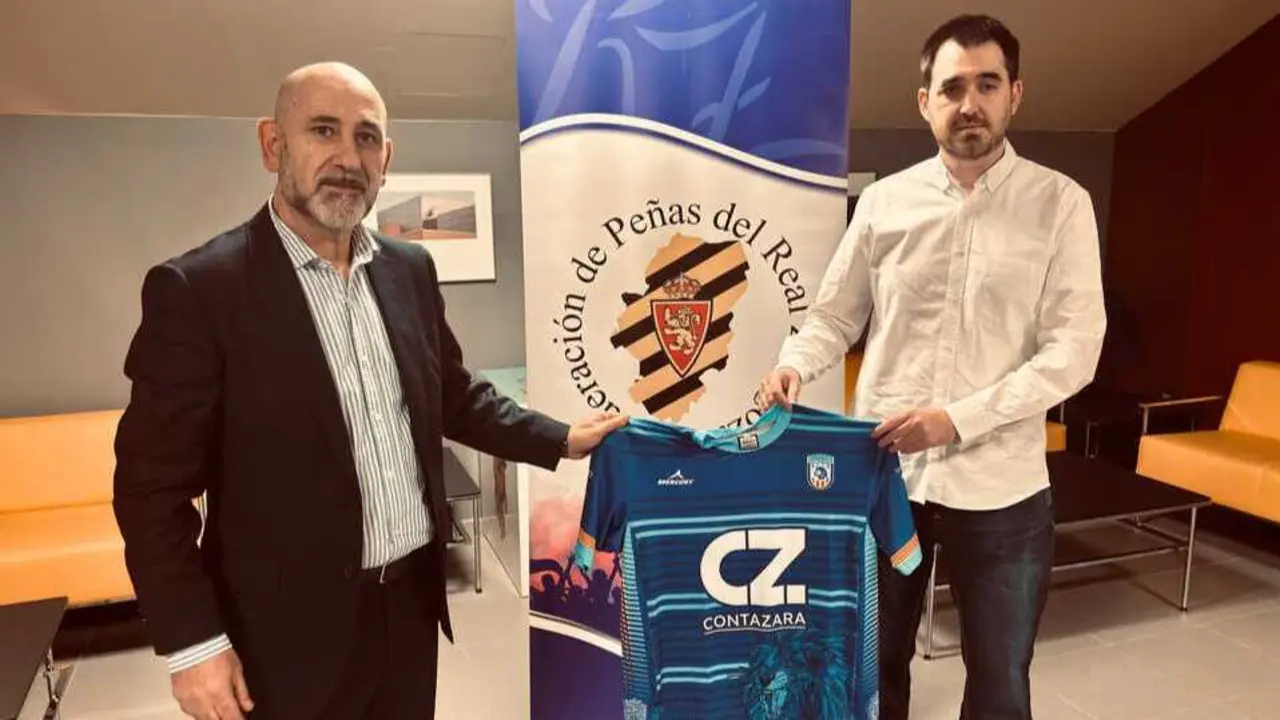 Juan Caama&ntilde;o, gerente del BM Zaragoza, y Jos&eacute; Manuel F&aacute;bregas, presidente de la Federaci&oacute;n de Pe&ntilde;as del Real Zaragoza sellando el acuerdo. Fotograf&iacute;a: BM Zaragoza.