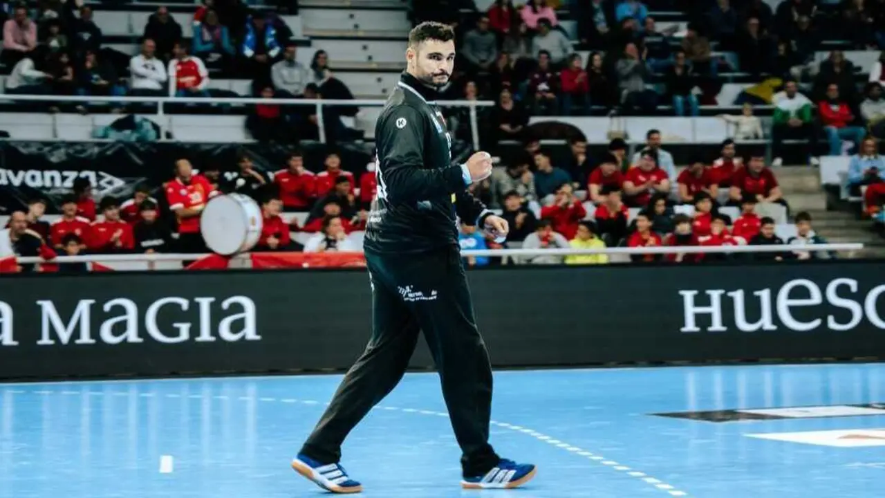 Ben Tekaya durante un duelo con el Bada Huesca. Fotograf&iacute;a: BM Huesca.