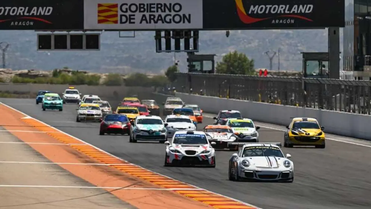 Imagen de la salida del Campeonato de Arag&oacute;n de Velocidad en la visita a MotorLand Arag&oacute;n en 2024. Fotograf&iacute;a: MotorLand.