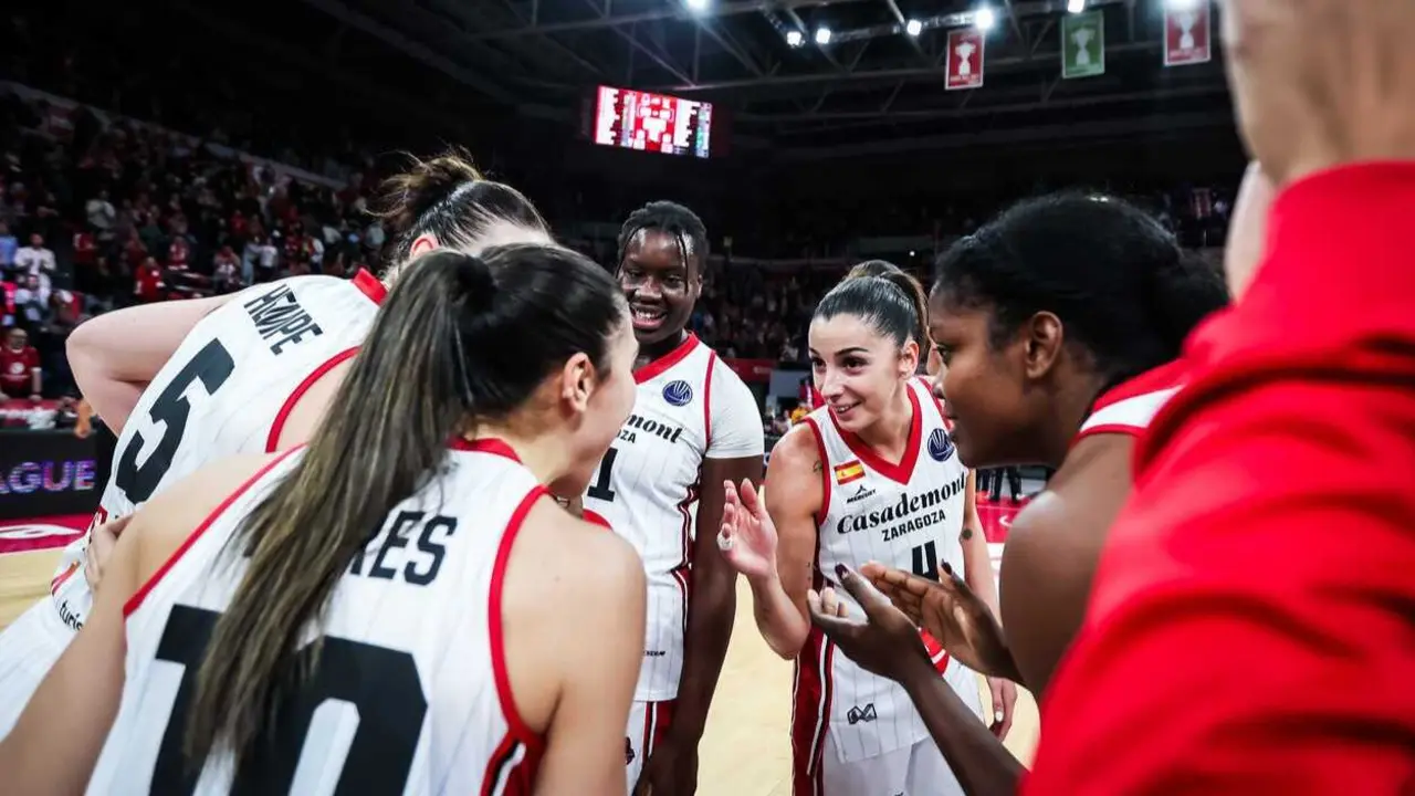 El Casademont Zaragoza, feliz al pasar a la segunda ronda ante el CBK Mersin. Fotograf&iacute;a: Esther Casas / Casademont Zaragoza.