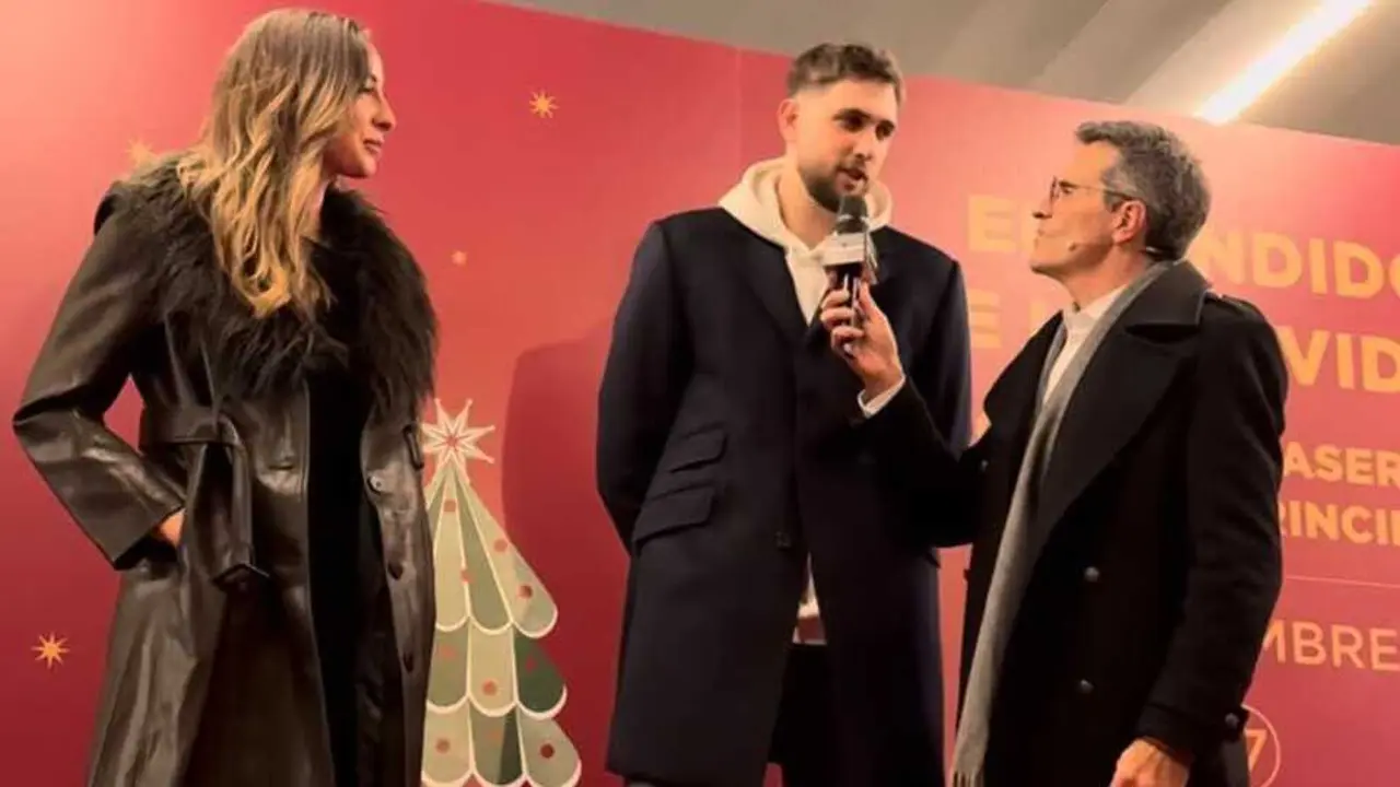 Mariona Ortiz y Jaime Fern&aacute;ndez durante el encendido de las luces de Navidad en el Corte Ingl&eacute;s de Sagasta. Fotograf&iacute;a extra&iacute;da del v&iacute;deo de Casademont Zaragoza.