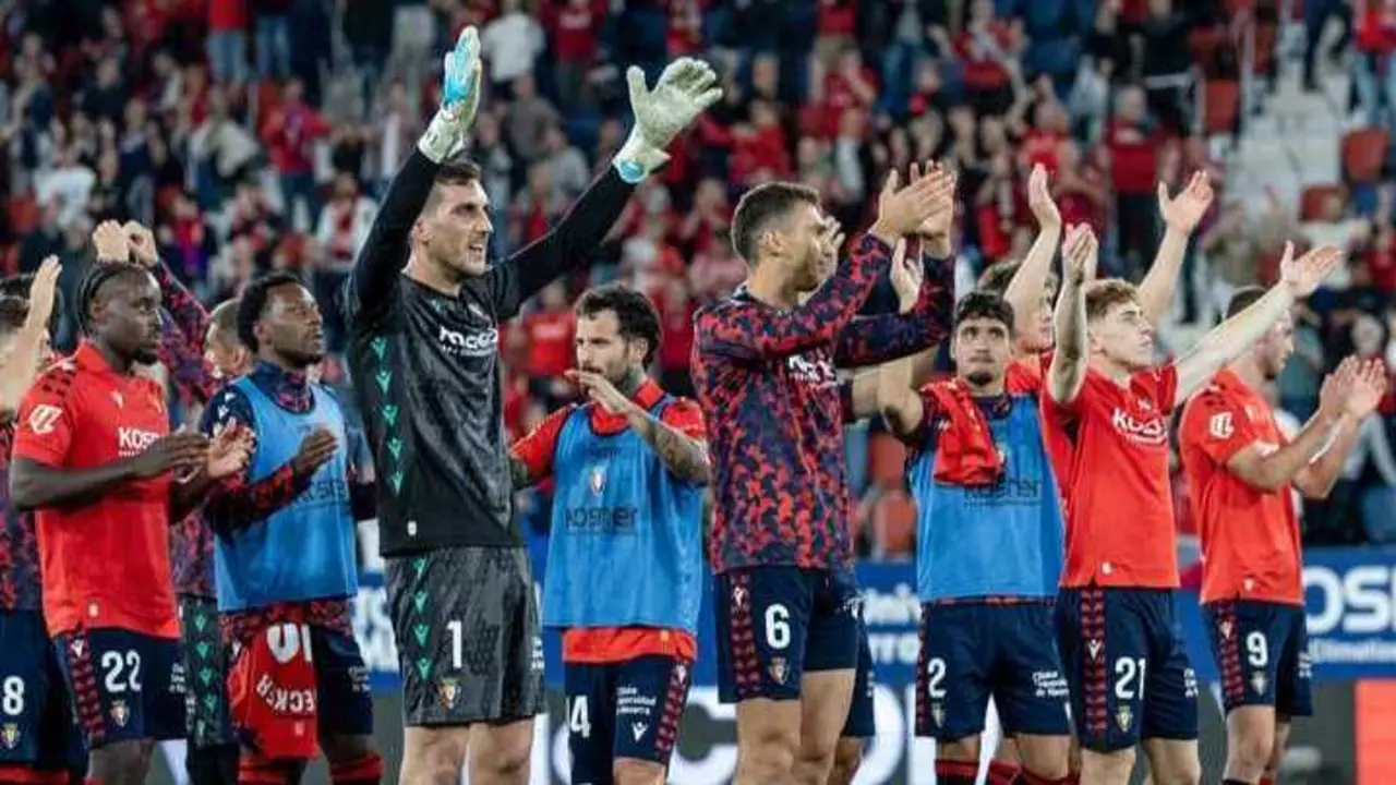 Jugadores de Osasuna celebran con su afici&oacute;n / CA Osasuna