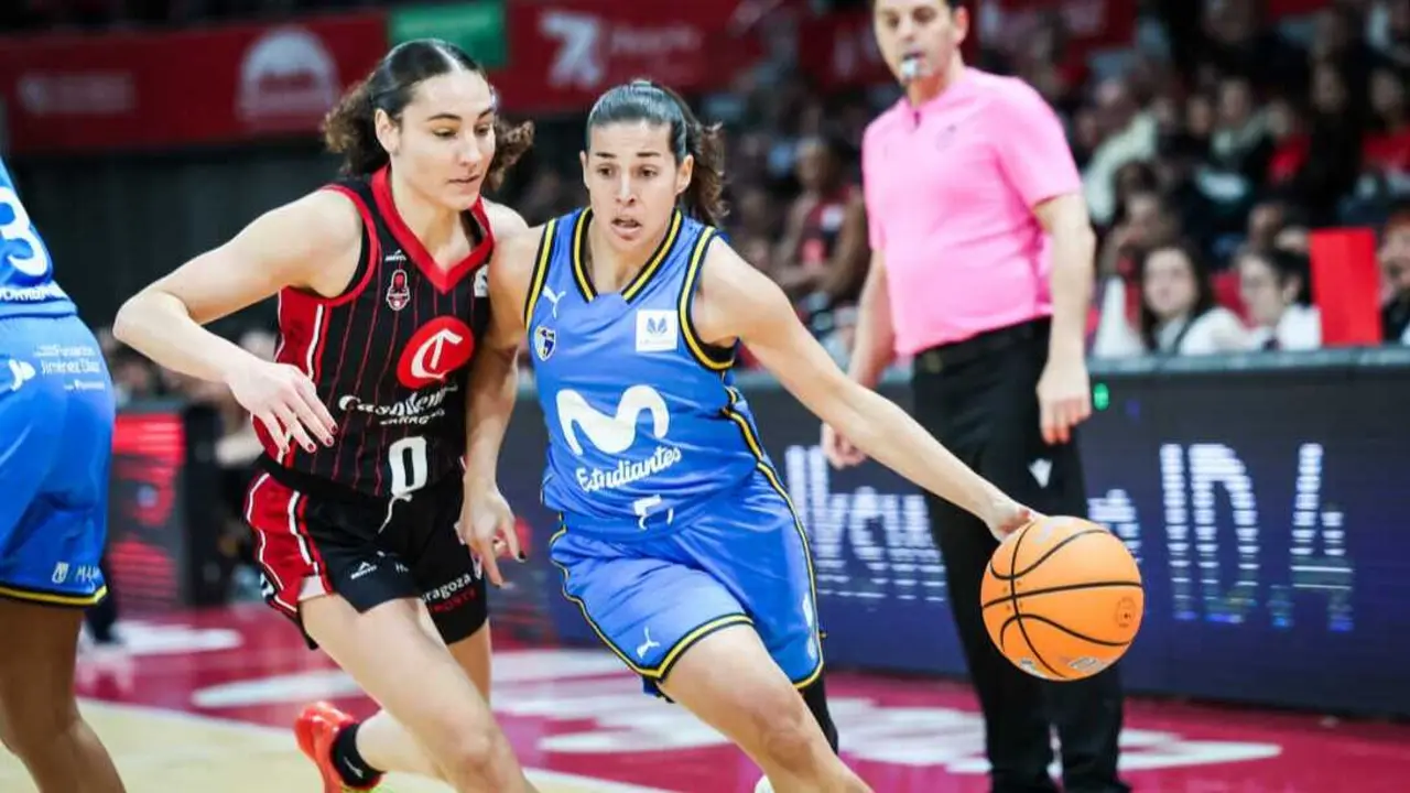 Carla Leite pugna por un bal&oacute;n ante el Movistar Estudiantes. Fotograf&iacute;a: Esther Casas / Casademont Zaragoza.