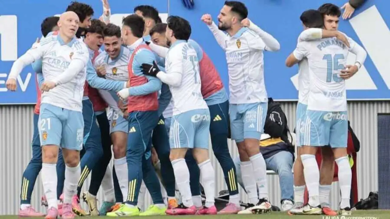 El Real Zaragoza festejando el gol de Francho. Fotograf&iacute;a: LaLiga.