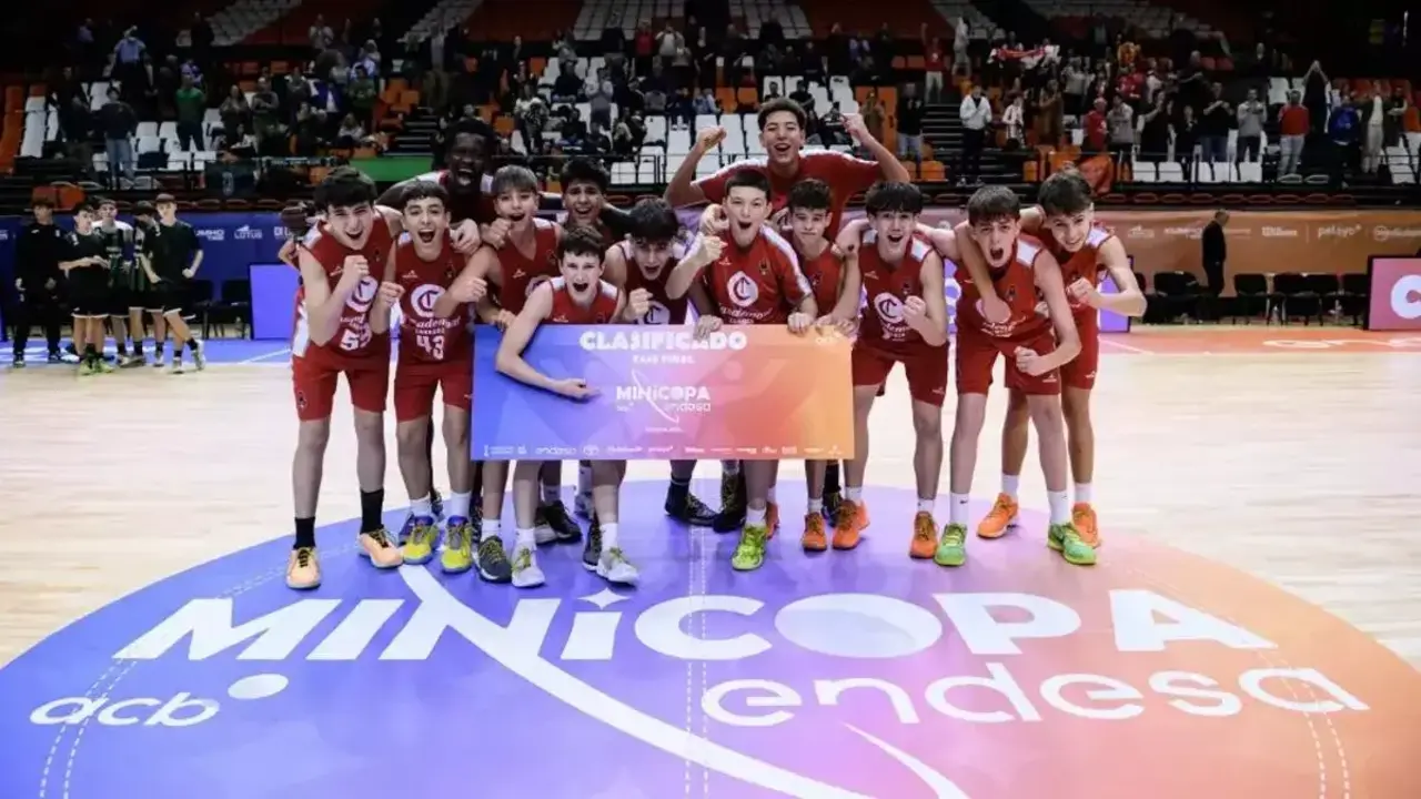 El Casademont Zaragoza celebrando el pase a la fase final. Fotograf&iacute;a: ACB.