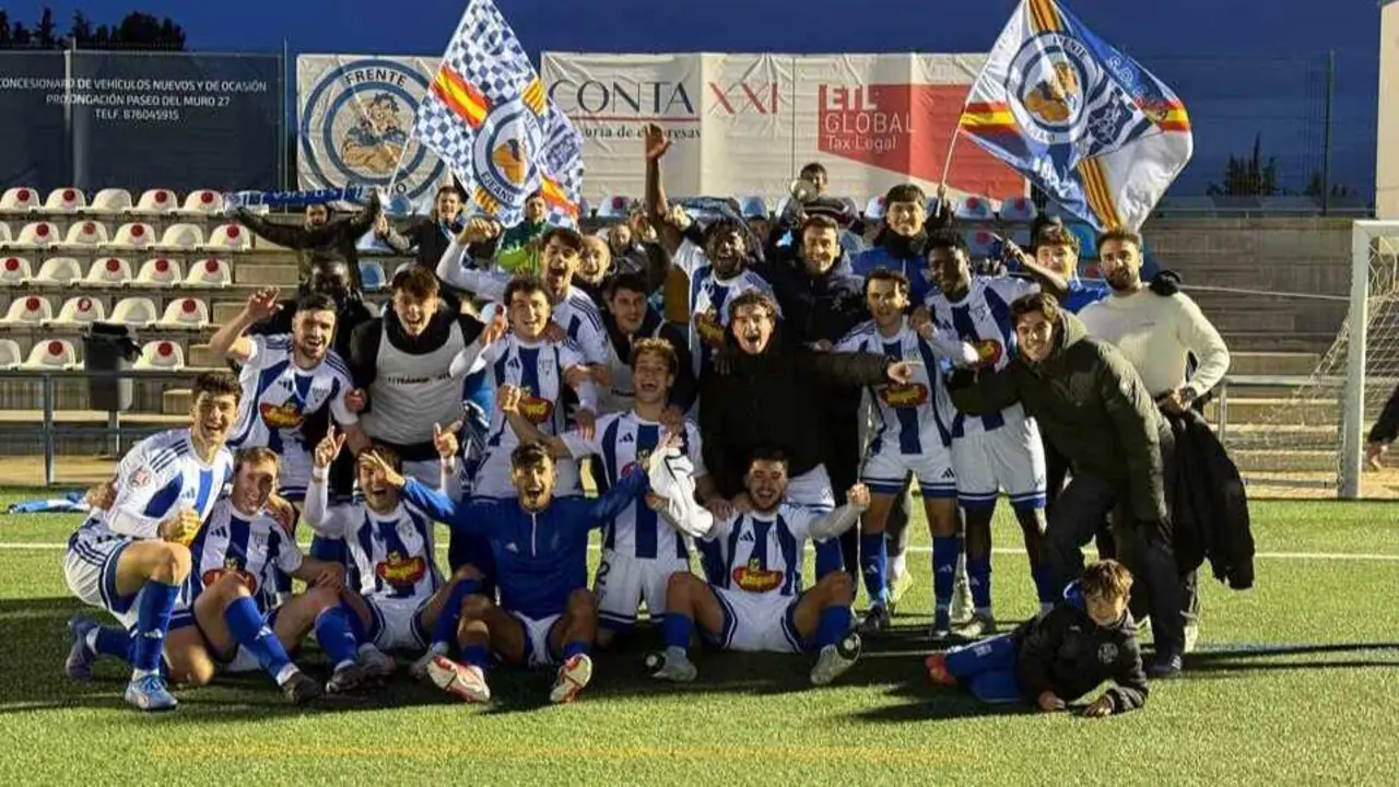 Foto de familia de la SD Ejea trsa vencer en el &uacute;ltimo suspiro. Fotograf&iacute;a: SD Ejea.