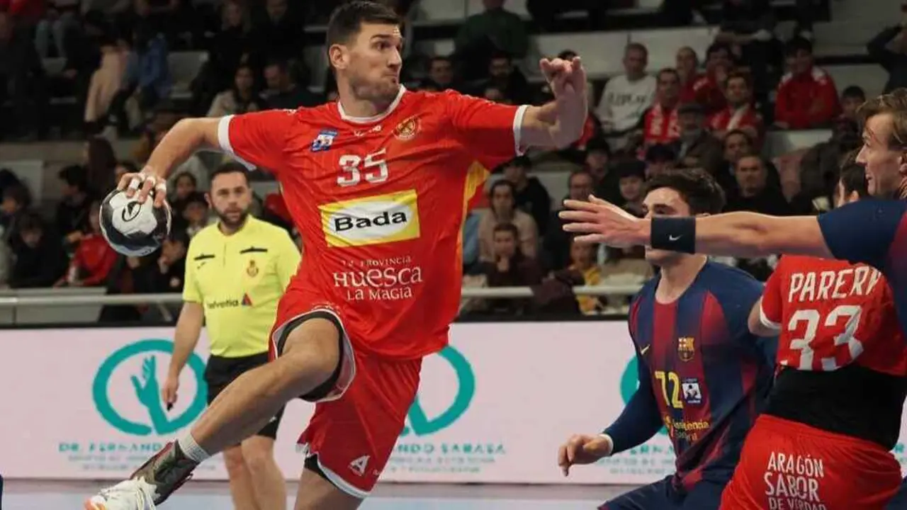 Nenadic en una de sus escasas incorporaciones al ataque en el Bada Huesca- Bar&ccedil;a. Foto: C.Pascual