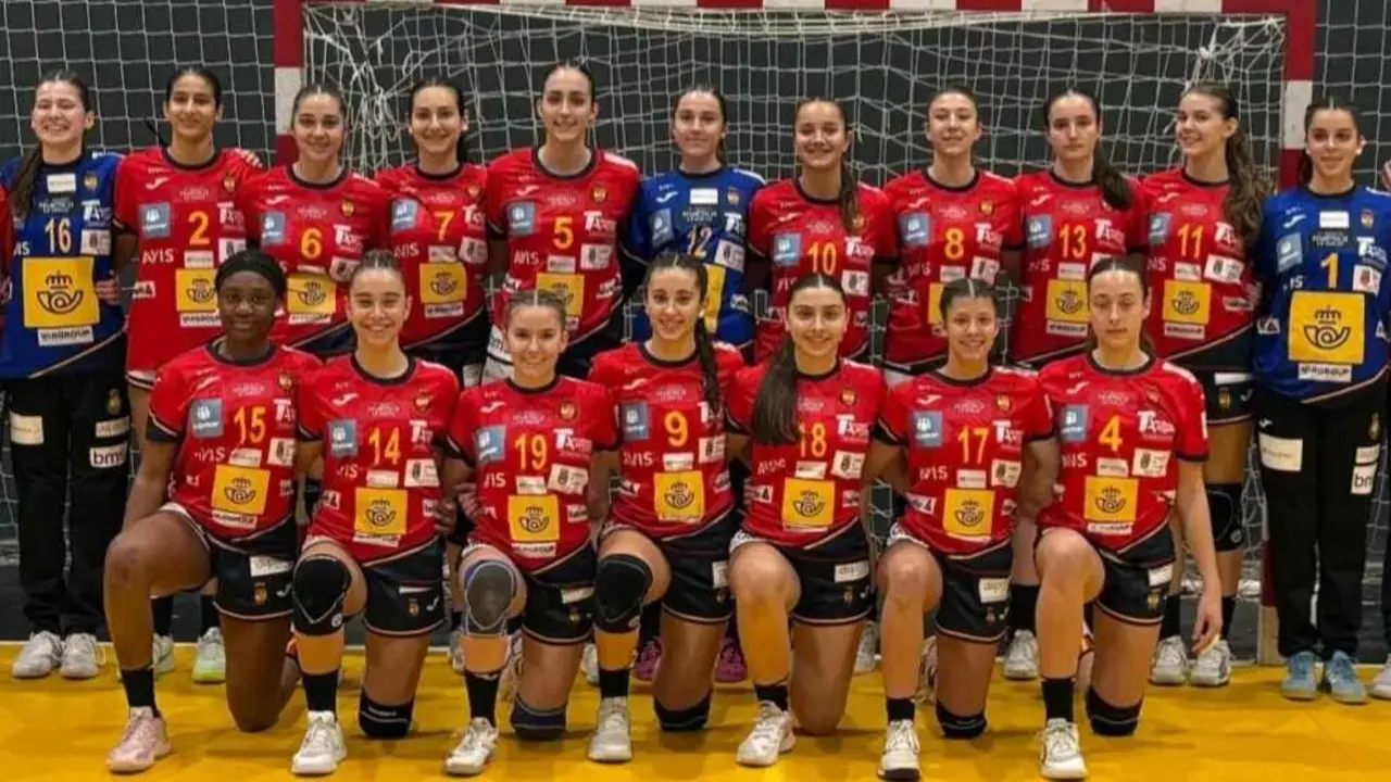 Fifi, abajo a la izquierda con el dorsal 15, junto a sus compa&ntilde;eras de selecci&oacute;n. Fotograf&iacute;a: BM Dominicos.