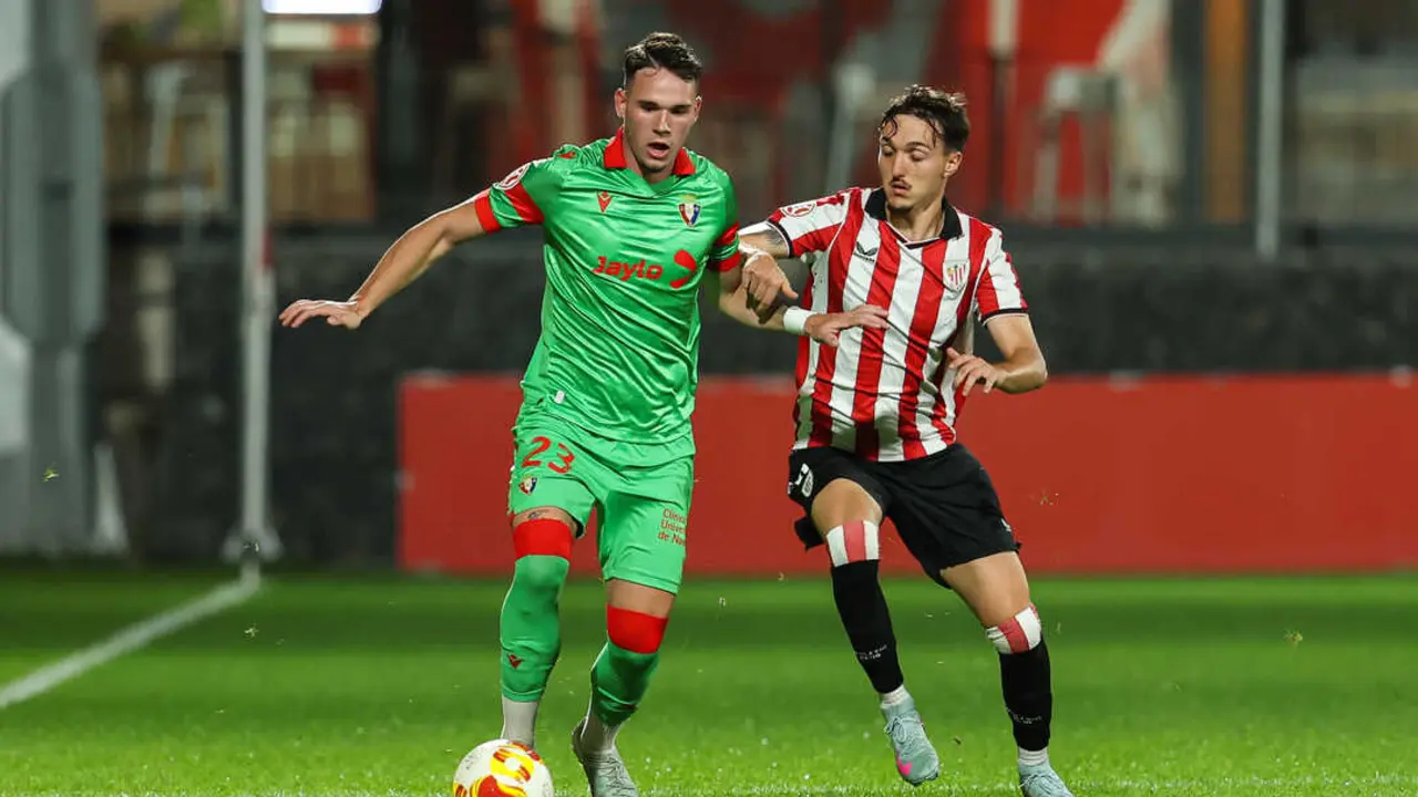 Mikel Serrano durante un partido con el filial de Osasuna