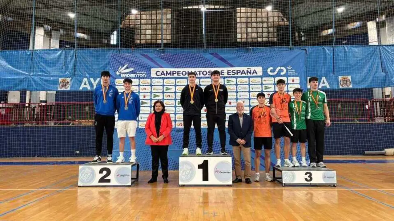 Alejandro Gallego y Gonzalo Is&aacute;bal en el podio Sub23. Fotograf&iacute;a: Federaci&oacute;n Espa&ntilde;ola B&aacute;dminton.