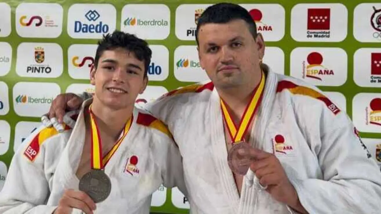 Eduardo Miranda e Irinel Chelaru, ambos con sus medallas. Fotograf&iacute;a: Federaci&oacute;n Aragonesa de Judo.