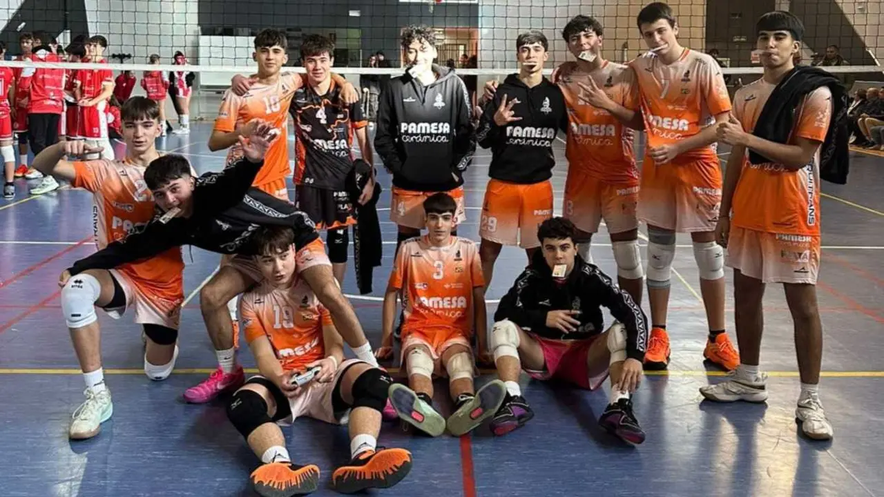 El juvenil masculino del Pamesa Teruel festejando el triunfo. Fotograf&iacute;a: CV Teruel.