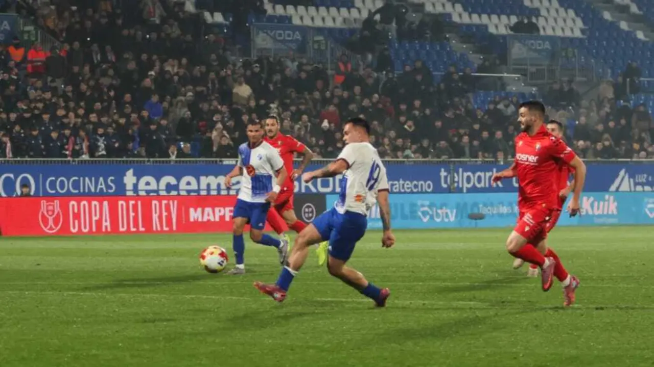 El CD Ebro so&ntilde;&oacute; con el milagro, Osasuna lo quebr&oacute; / DANIEL MARC&Eacute;N