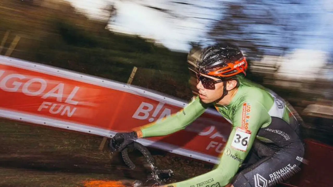Javier Zaera disput&oacute; la prueba &eacute;lite profesional en la que venci&oacute; el belga Thibau Nys. Fotograf&iacute;a: CC Oscense.