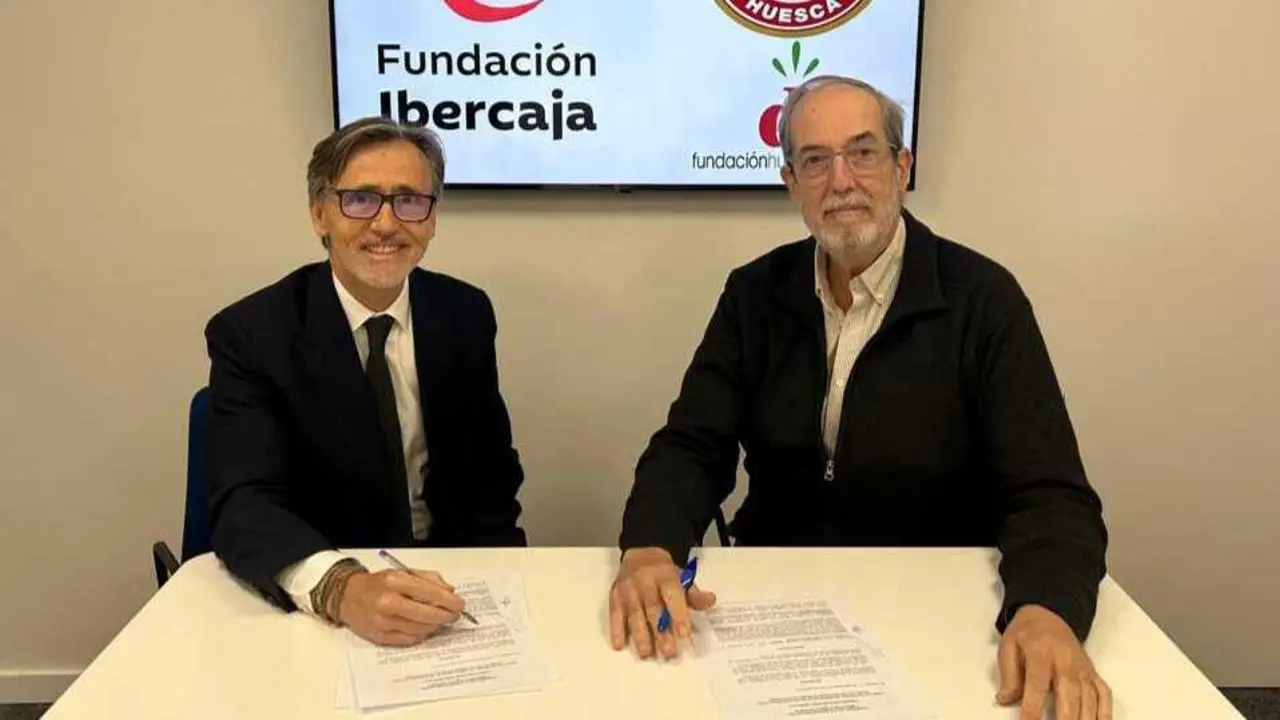 Jos&eacute; Mar&iacute;a Coiduras, director provincial de Ibercaja en Huesca y Josete Mayoral, presidente de la Fundaci&oacute;n Huesca Deporte. Fotograf&iacute;a: Bada Huesca.