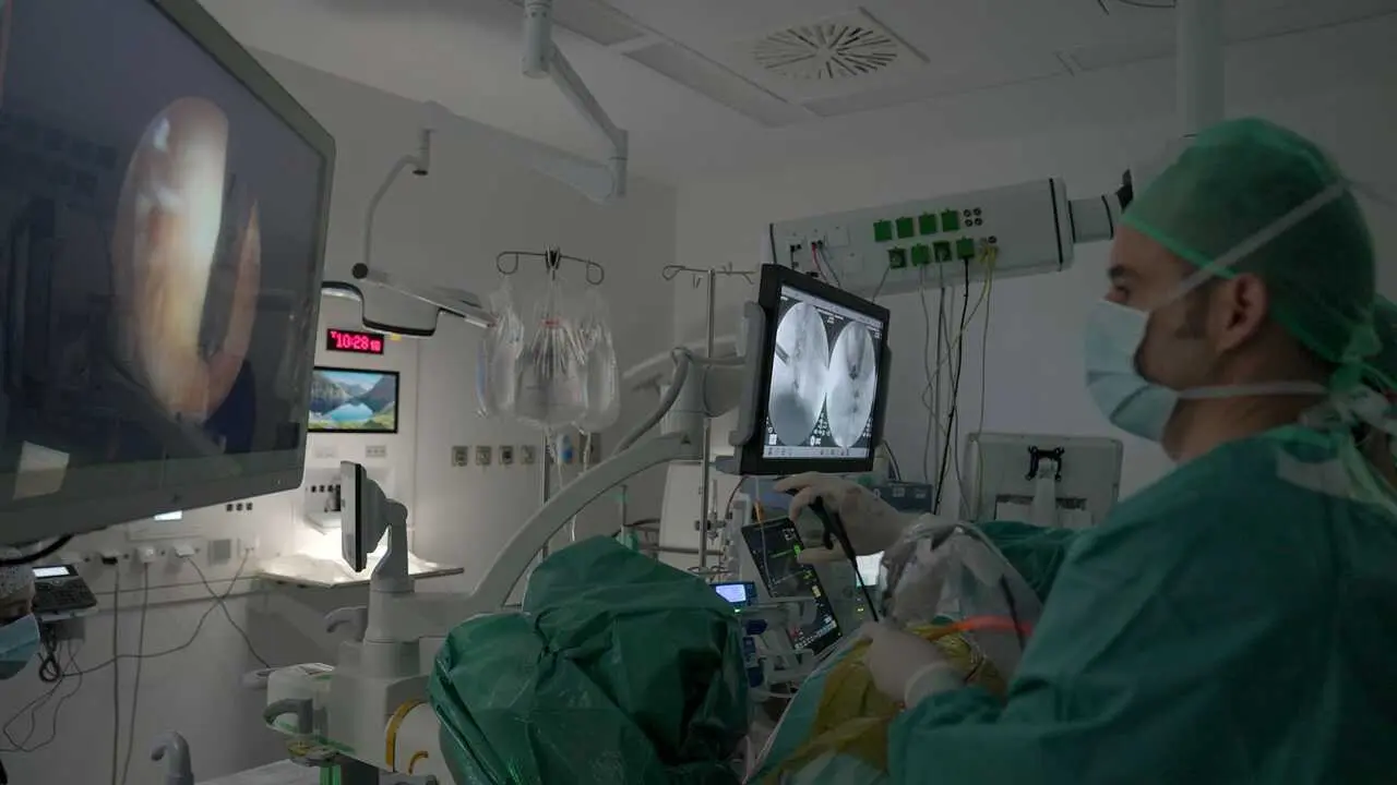 El doctor Daniel Iglesias durante una operaci&oacute;n.
