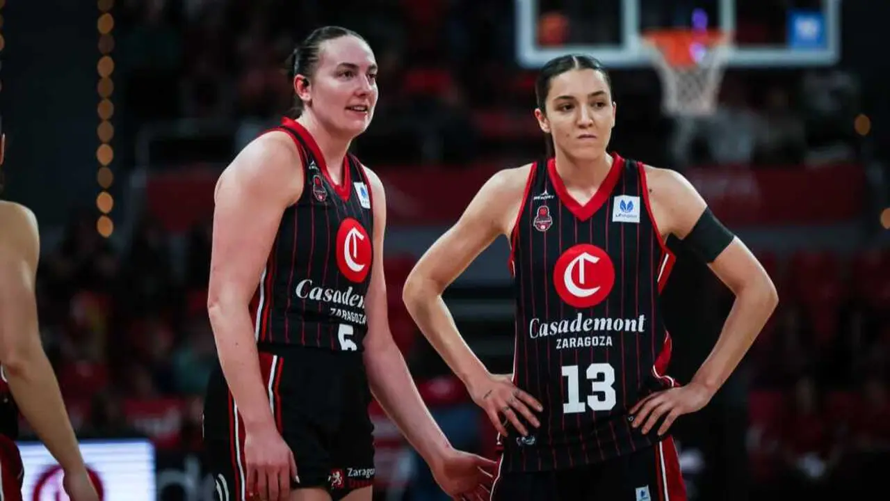 Merritt Hempe y Helena Pueyo ante Estudiantes. Fotograf&iacute;a: Esther Casas / Casademont Zaragoza.