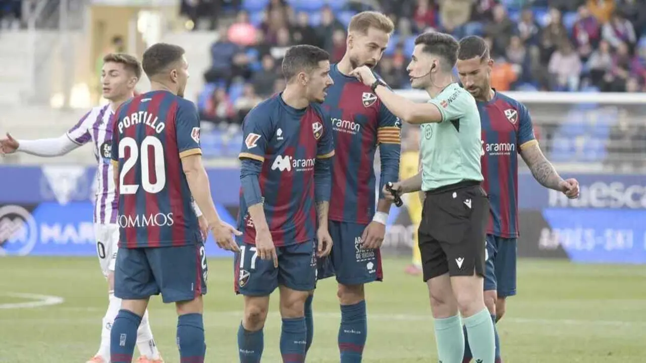 Pulido habla con el &aacute;rbitro / LaLiga