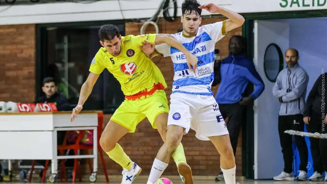Fran Tabuenca, tratando de robar un bal&oacute;n a un jugador del M&aacute;laga. Fotograf&iacute;a: Entrerr&iacute;os Zaragoza.