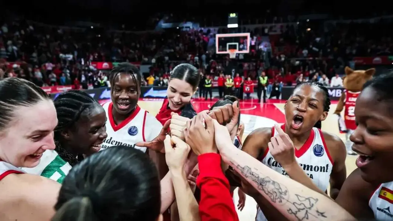 Las jugadoras del Casademont Zaragoza celebrando tras vencer a Mersin el pase a la segunda ronda europea. Fotograf&iacute;a: FIBA.