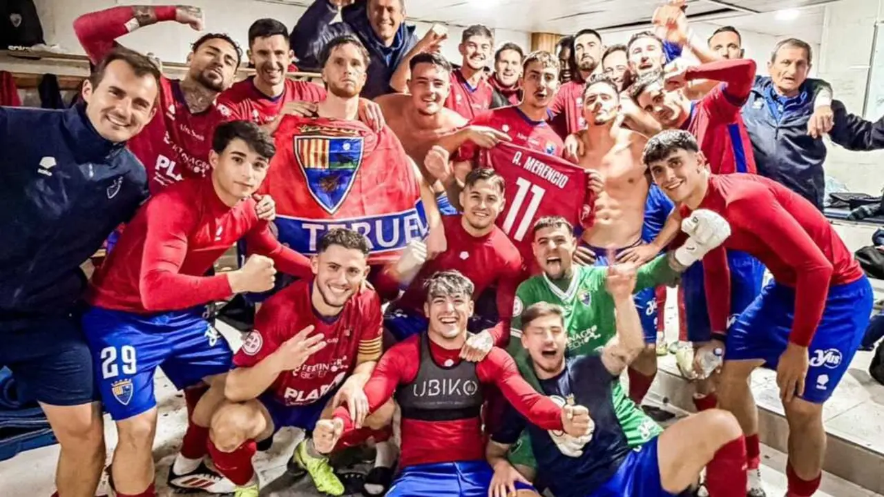 El CD Teruel festejando el triunfo en el vestuario. Fotograf&iacute;a: CD Teruel.