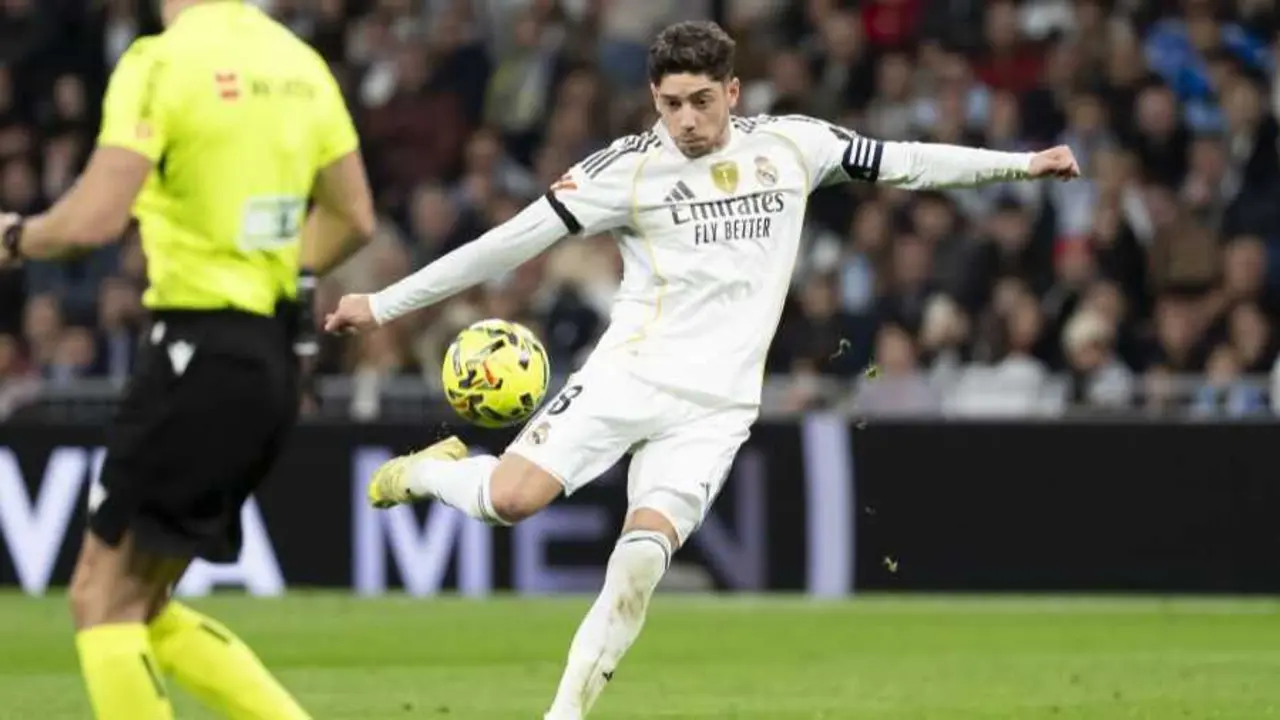 Fede Valverde golpeando un bal&oacute;n con el Real Madrid / LaLiga