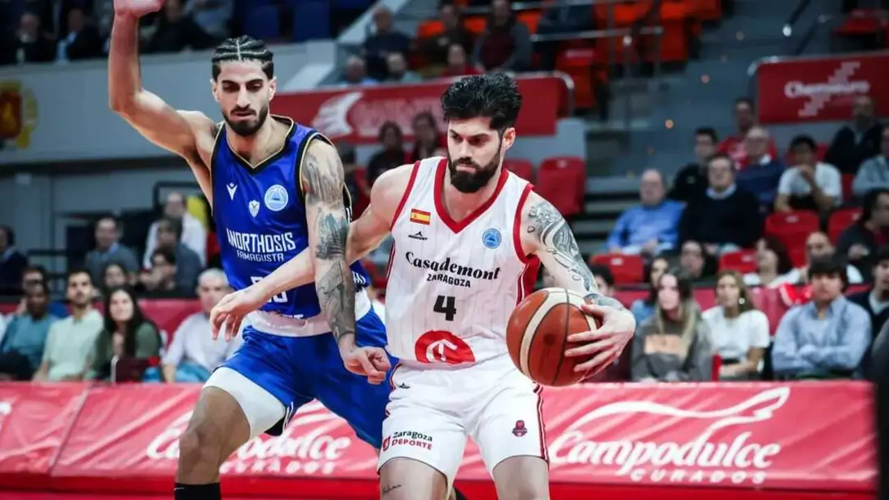 Santi Yusta, protegiendo un bal&oacute;n ante el Bakken Bears. Fotograf&iacute;a: FIBA.