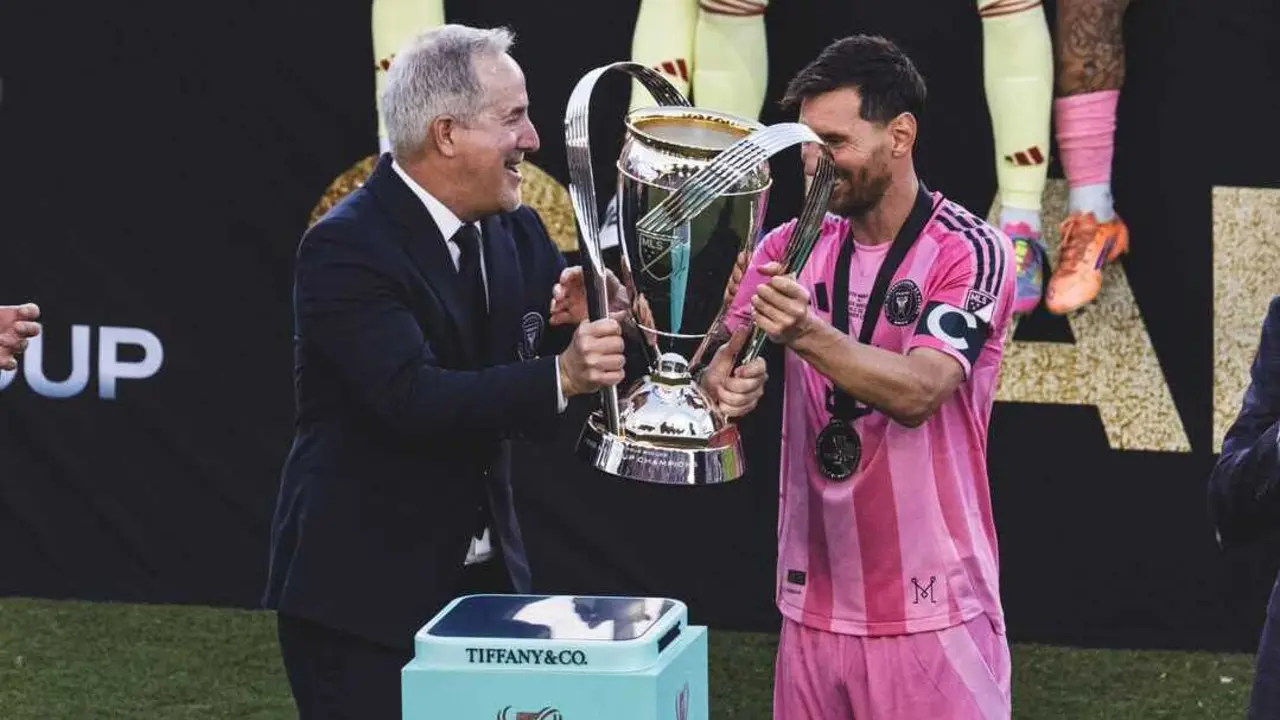 Jorge Mas levantando el t&iacute;tulo con Leo Messi