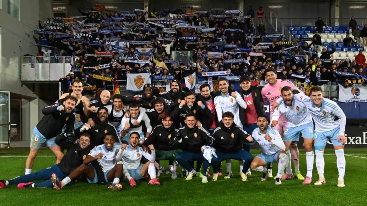 Jugadores del Real Zaragoza junto a los aficionados desplazados a Eibar / RZ