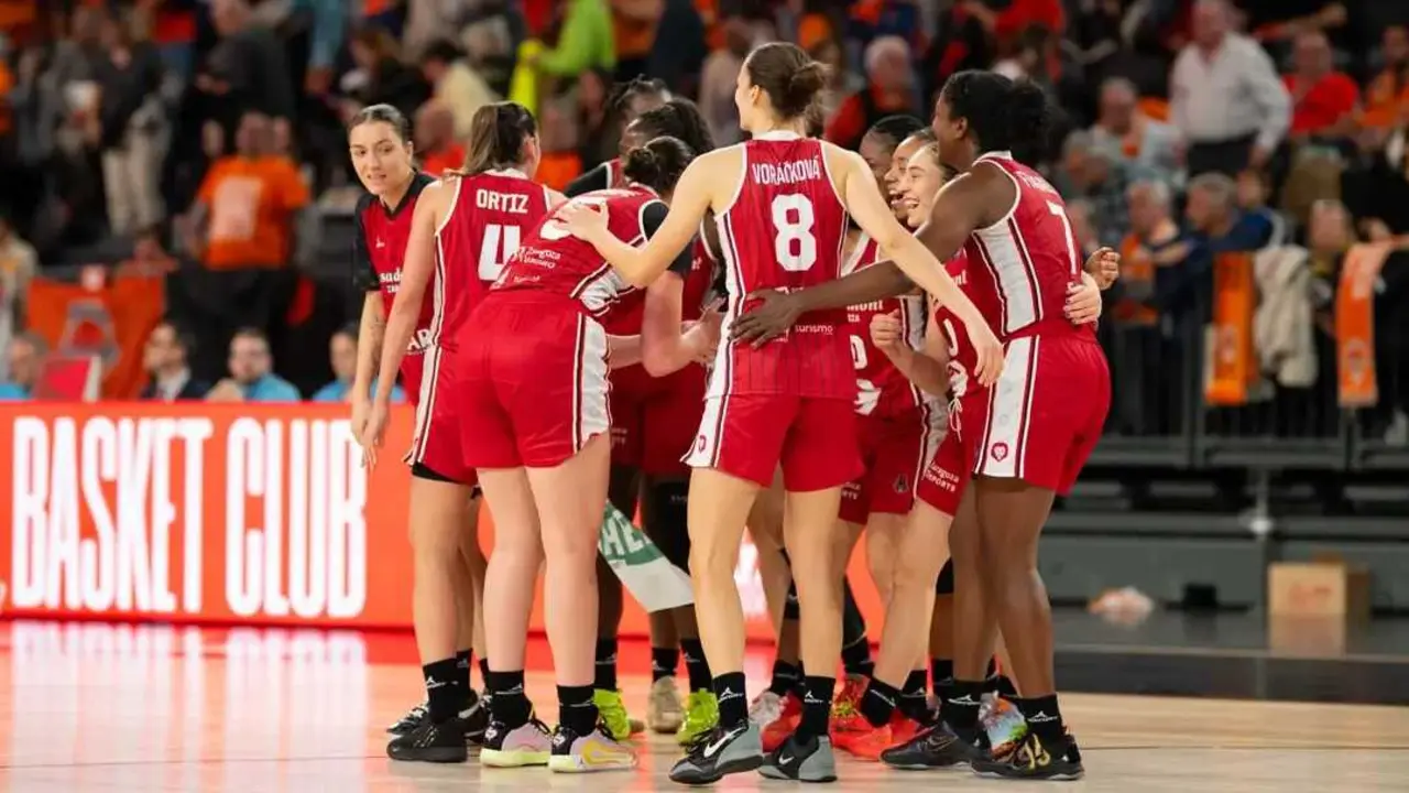 El Casademont Zaragoza en pleno &eacute;xtasis tras vencer a Valencia en Euroliga. Fotograf&iacute;a: FIBA.